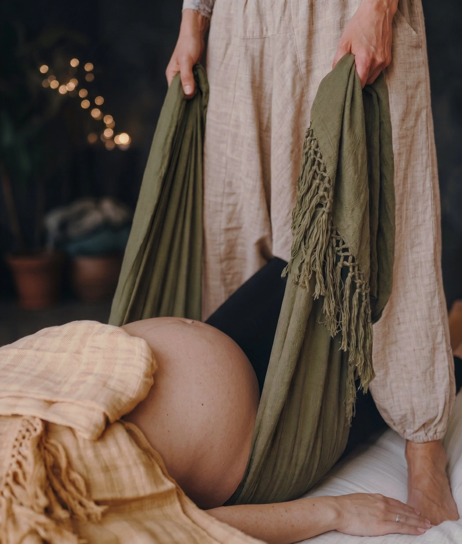 Une personne âgée reçoit un massage sur la hanche et la cuisse d'une autre personne, avec une ambiance chaleureuse.»