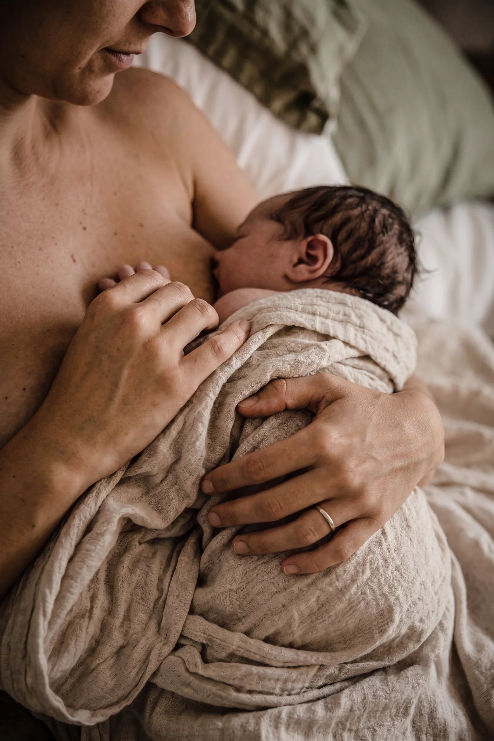 Une mère allaitant son bébé
