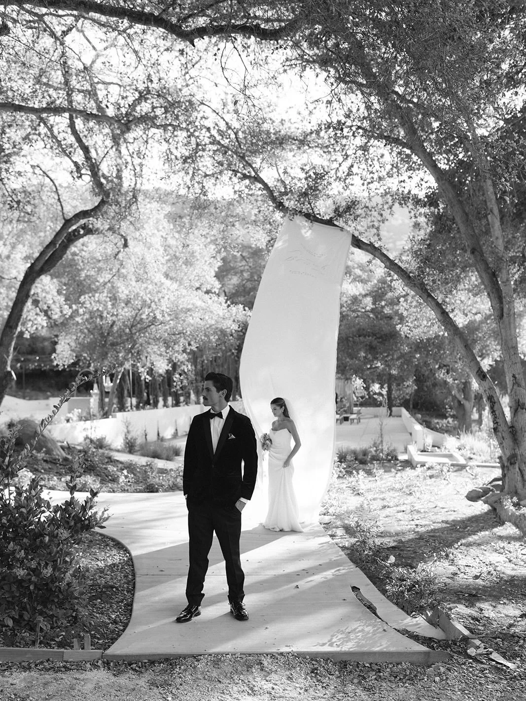 This shoot was absolutely unreal. 🕊️ It brought the romance, the drama, the elegance, and we&rsquo;re all still swooning!

The Dream Team:
Planning &amp; Design: @teardropweddingevents
Photography: @chaedphoto
Florals: @petalandpeachfloral 
Venue: @