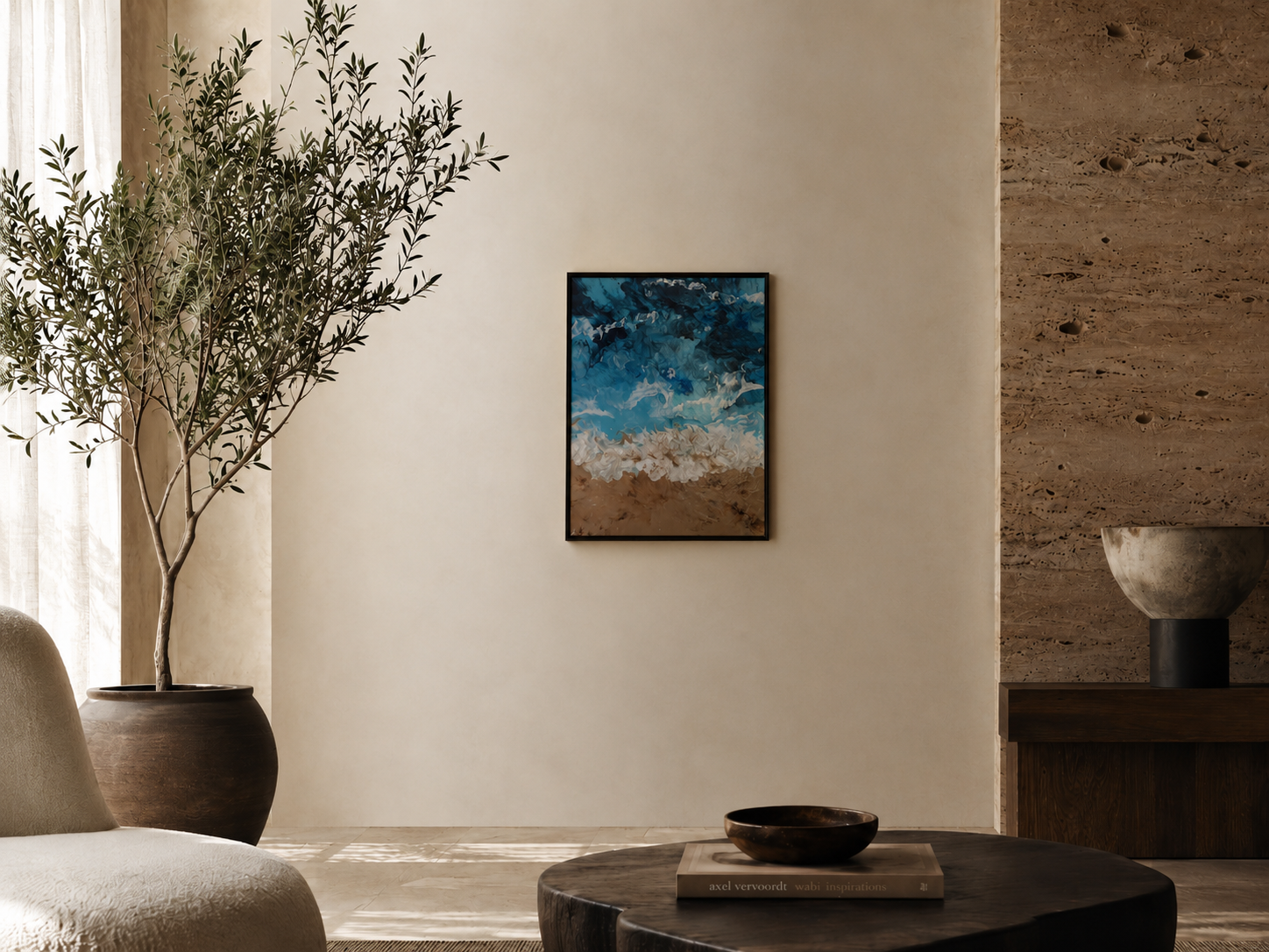 Interieur van een moderne woonkamer met een grote plant in een pot, een gepresenteerde abstracte zee schildering, een op tafel ligt een boek en een klein decoratief object, en er is een muur met natuurstenen en een houten element.
