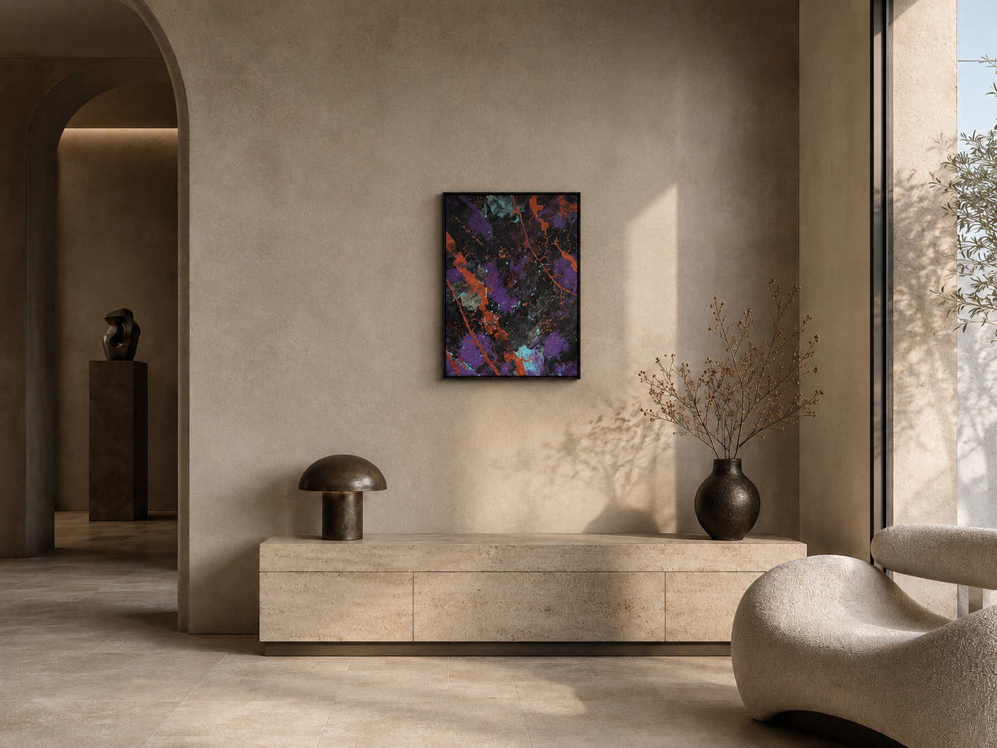 Een minimalistisch interieur met een beige muur, een zwart abstract kunstwerk, een lage lange kast, een vaas met takken, een sculptuur op een hoge sokkel, en een moderne stoel in een lichte kleur, met natuurlijk licht dat door een grote raam schijnt.