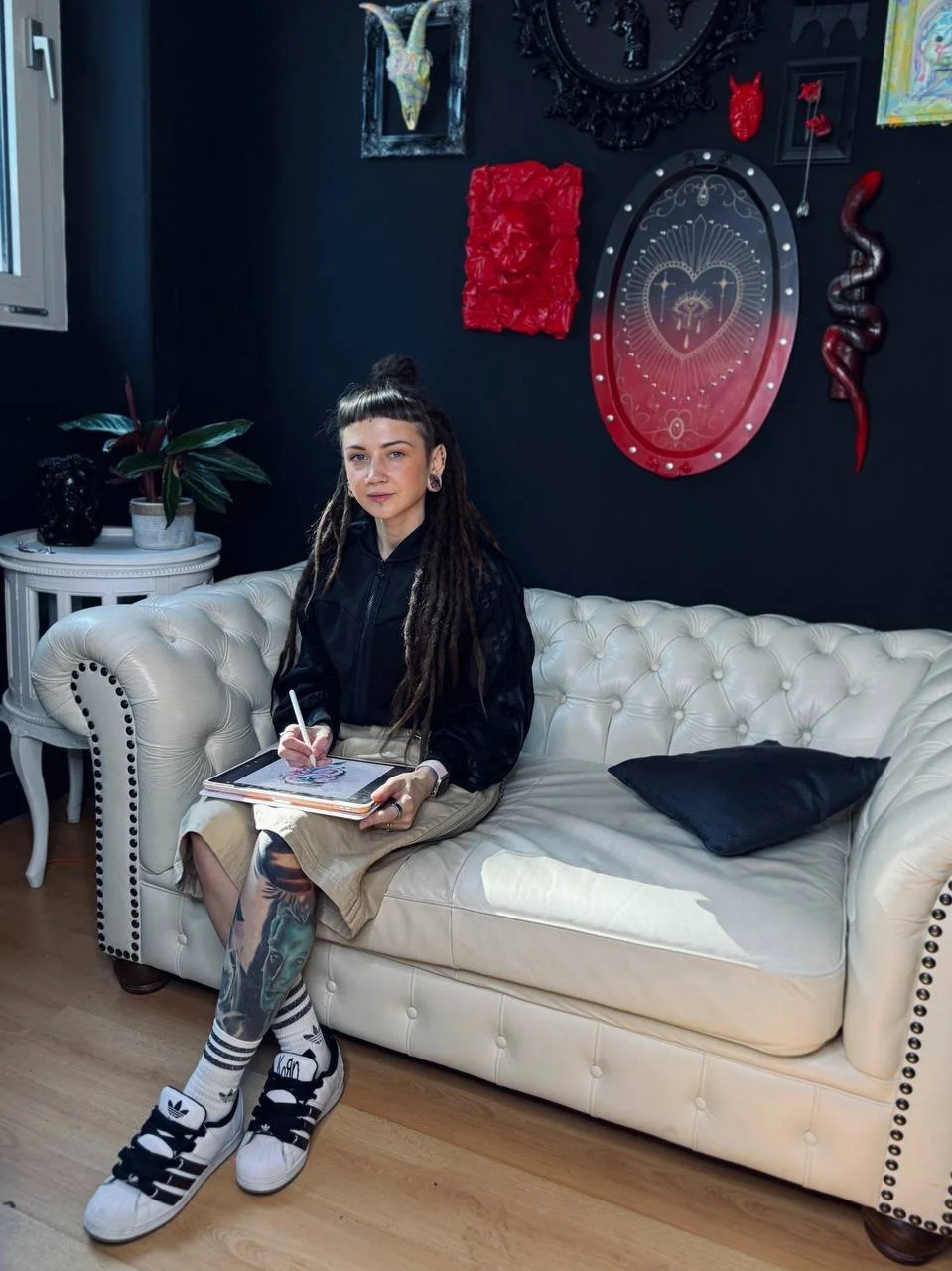 Maya Marina zeichnet den Entwurf für ein individuelles Tattoo