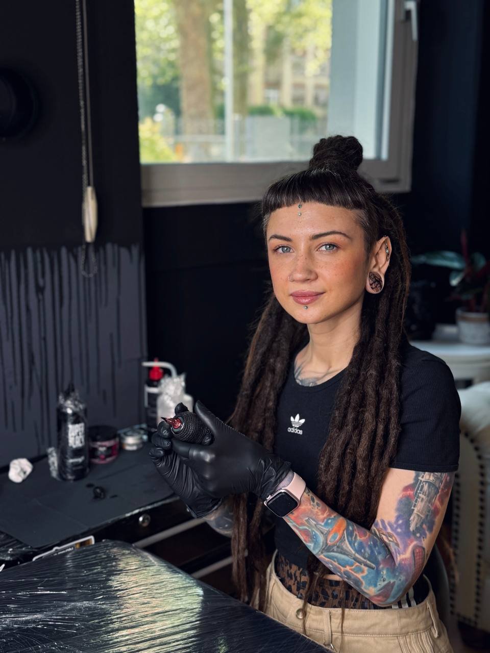 Tattoo-Künstlerin Maya Marina bei der Arbeit in ihrem Studio in Frankfurt am Main.