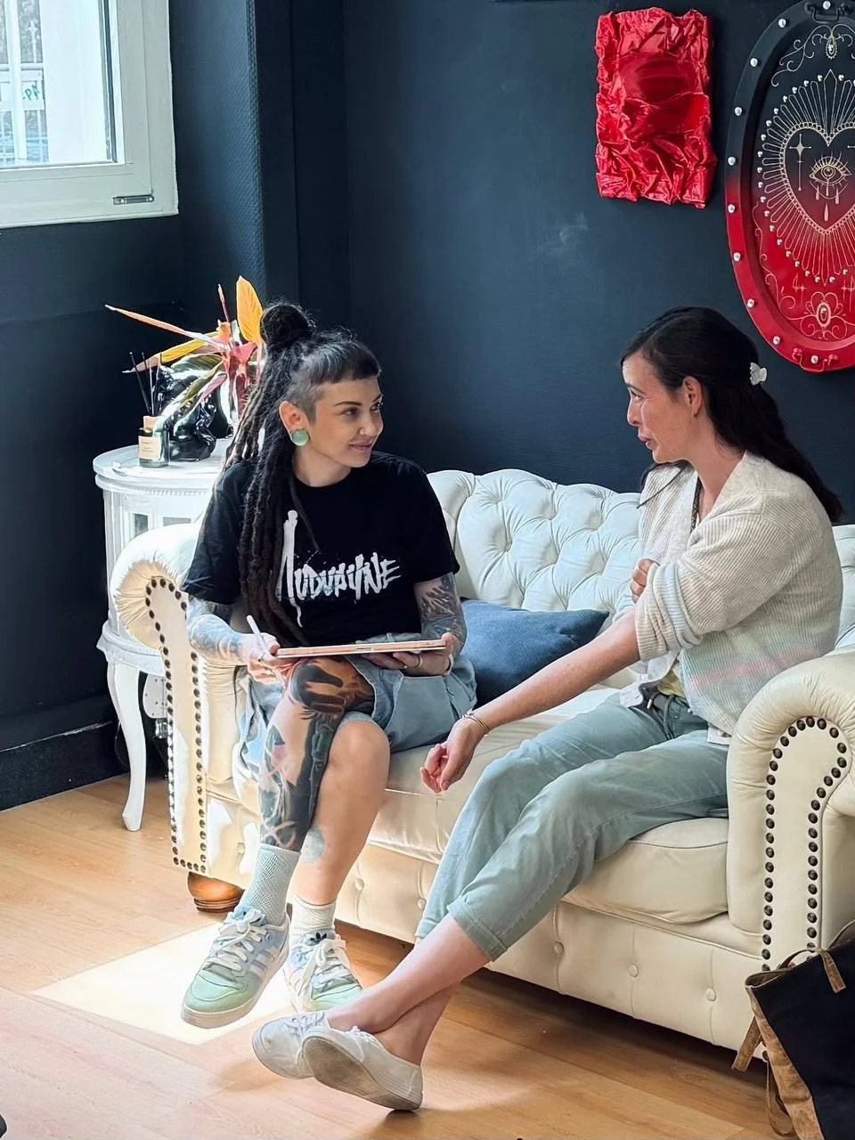 Maya Marina bespricht das Tattoo-Design mit einer Kundin in ihrem Studio in Frankfurt am Main.