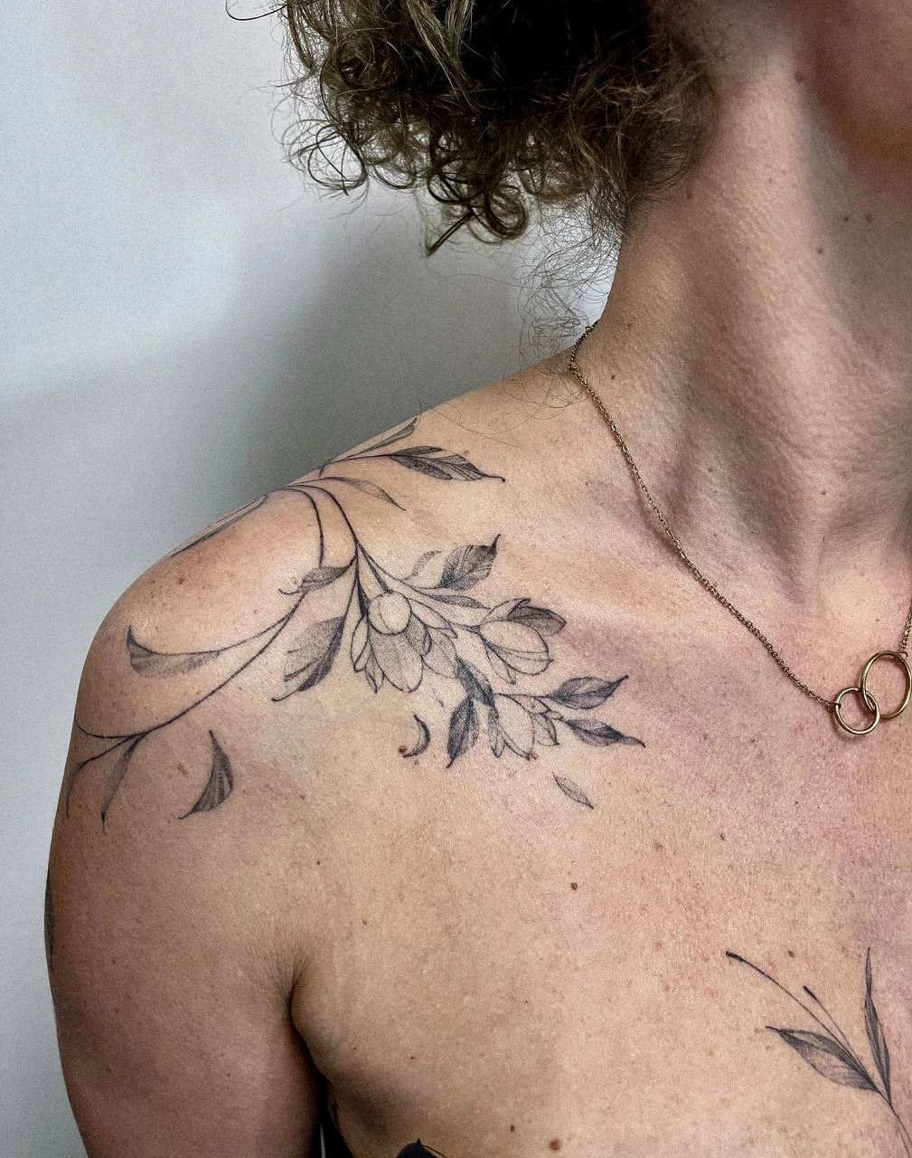 Vollständig verheiltes kleines botanisches Tattoo in Schwarz-Grau auf der Schulter