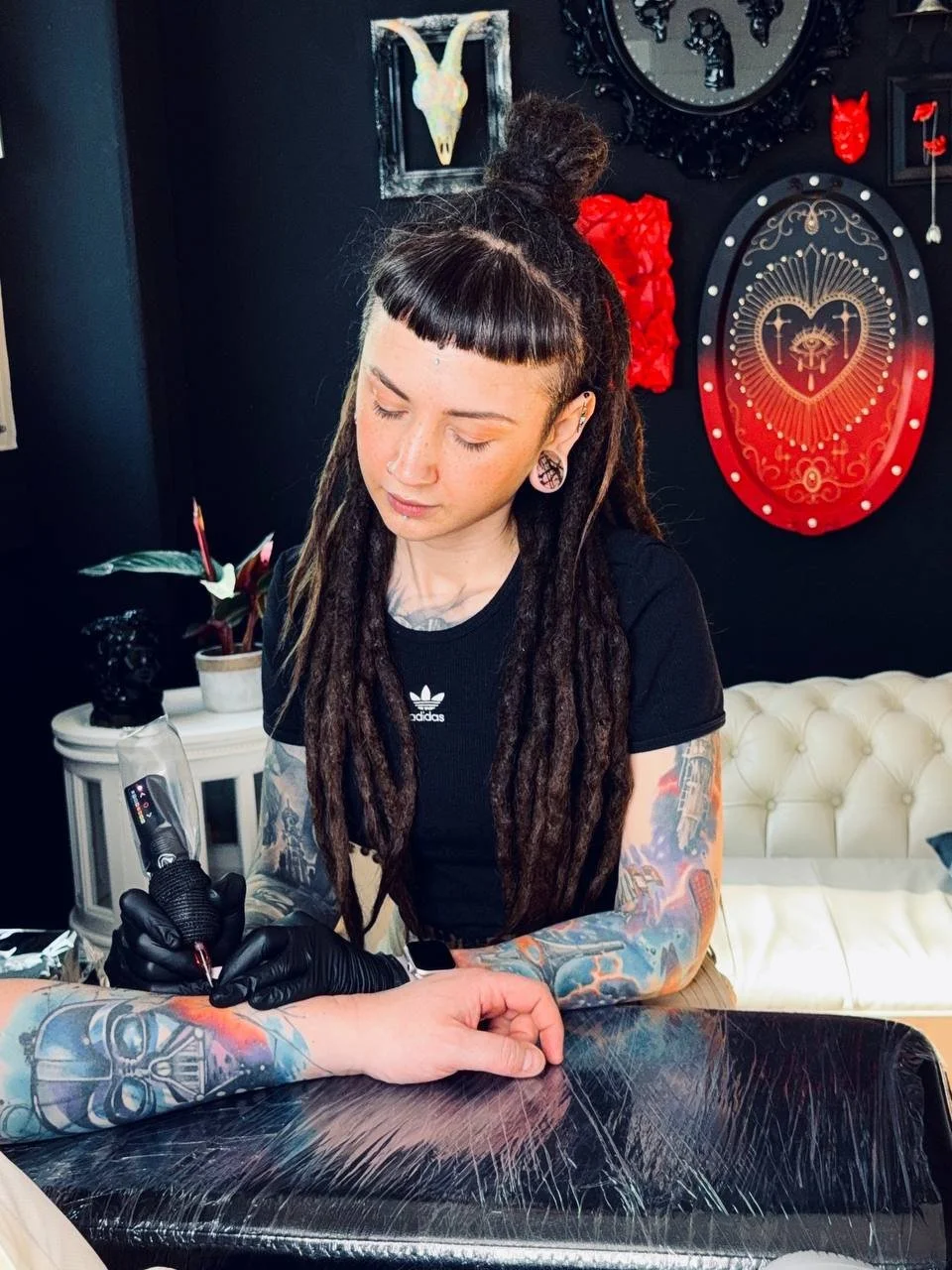 Maya Marina tätowiert einen Kunden in ihrem Studio in Frankfurt am Main