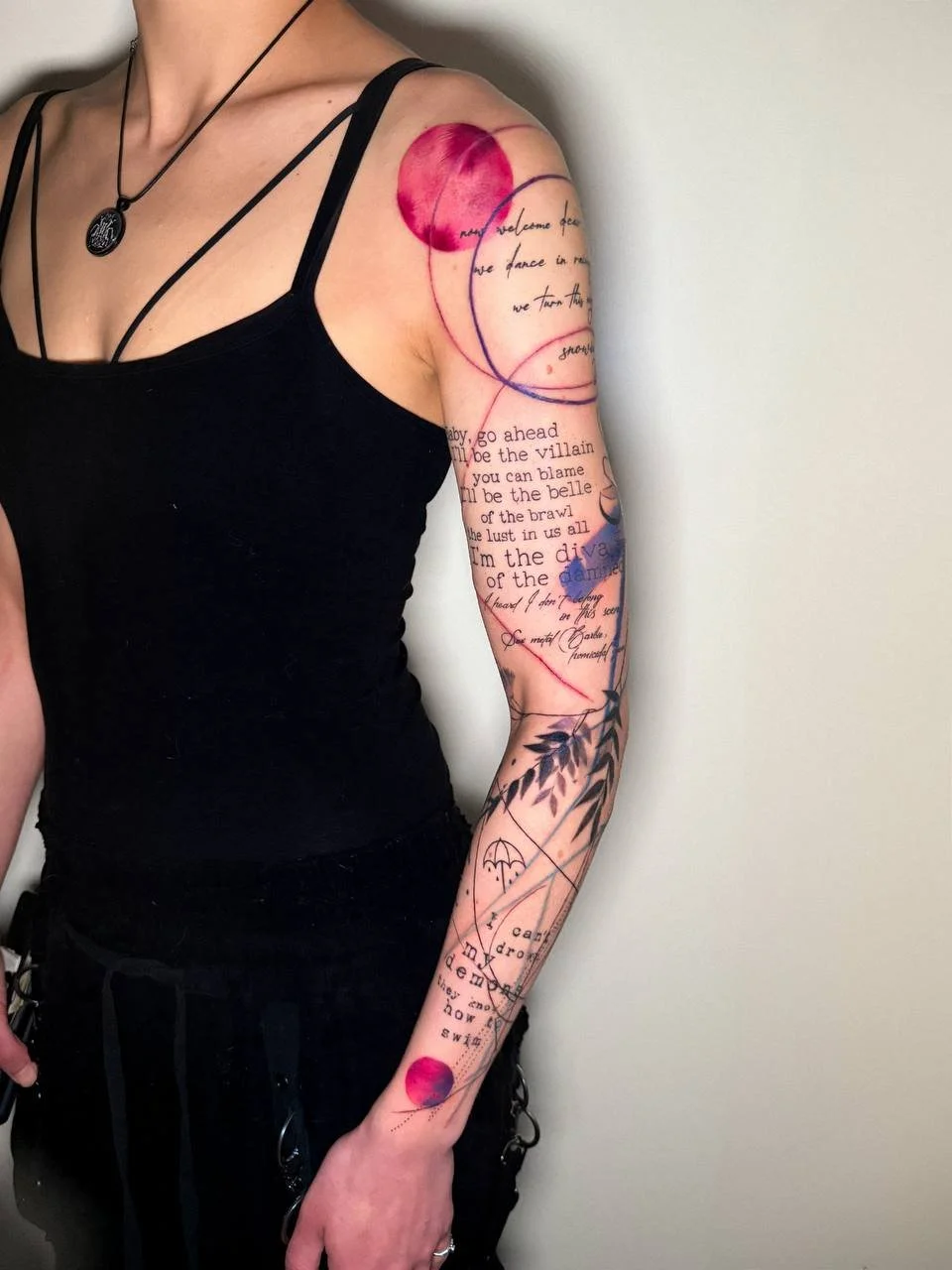 Abstrakter Tattoo-Ärmel mit Schrift, schwarzen Linien und pinken Farbelementen