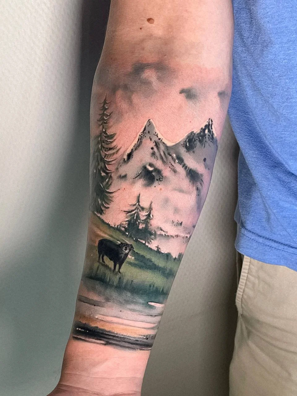 Aquarell-Tattoo mit Berglandschaft, Naturmotiv und Tier