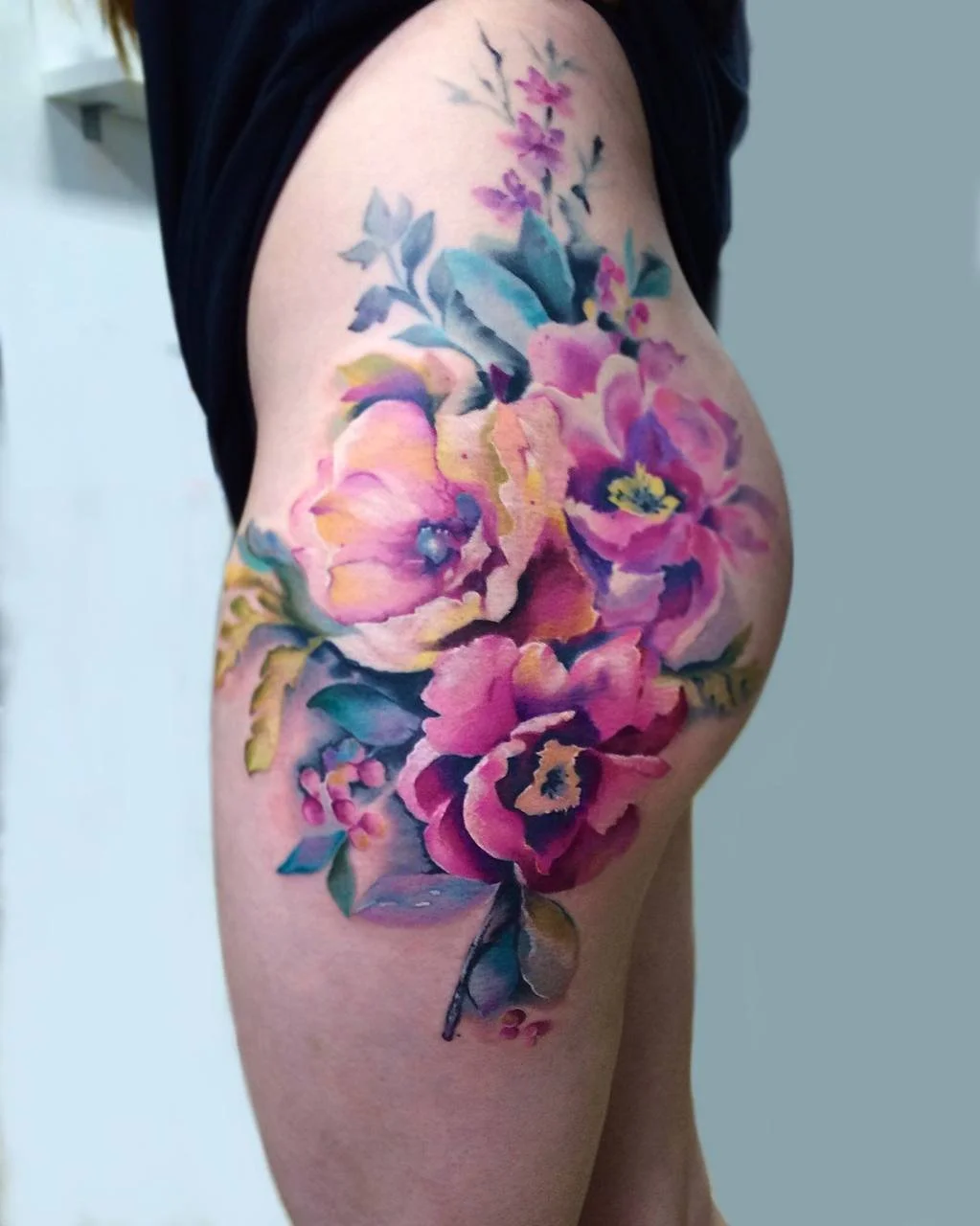 Großes farbiges Aquarell-Tattoo mit Blumen und weichen Übergängen