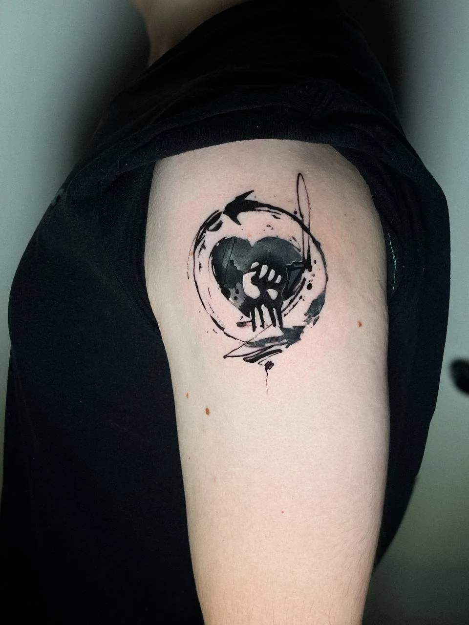 Abstraktes schwarzes Herz-Tattoo mit expressiven Linien im Sketch Style