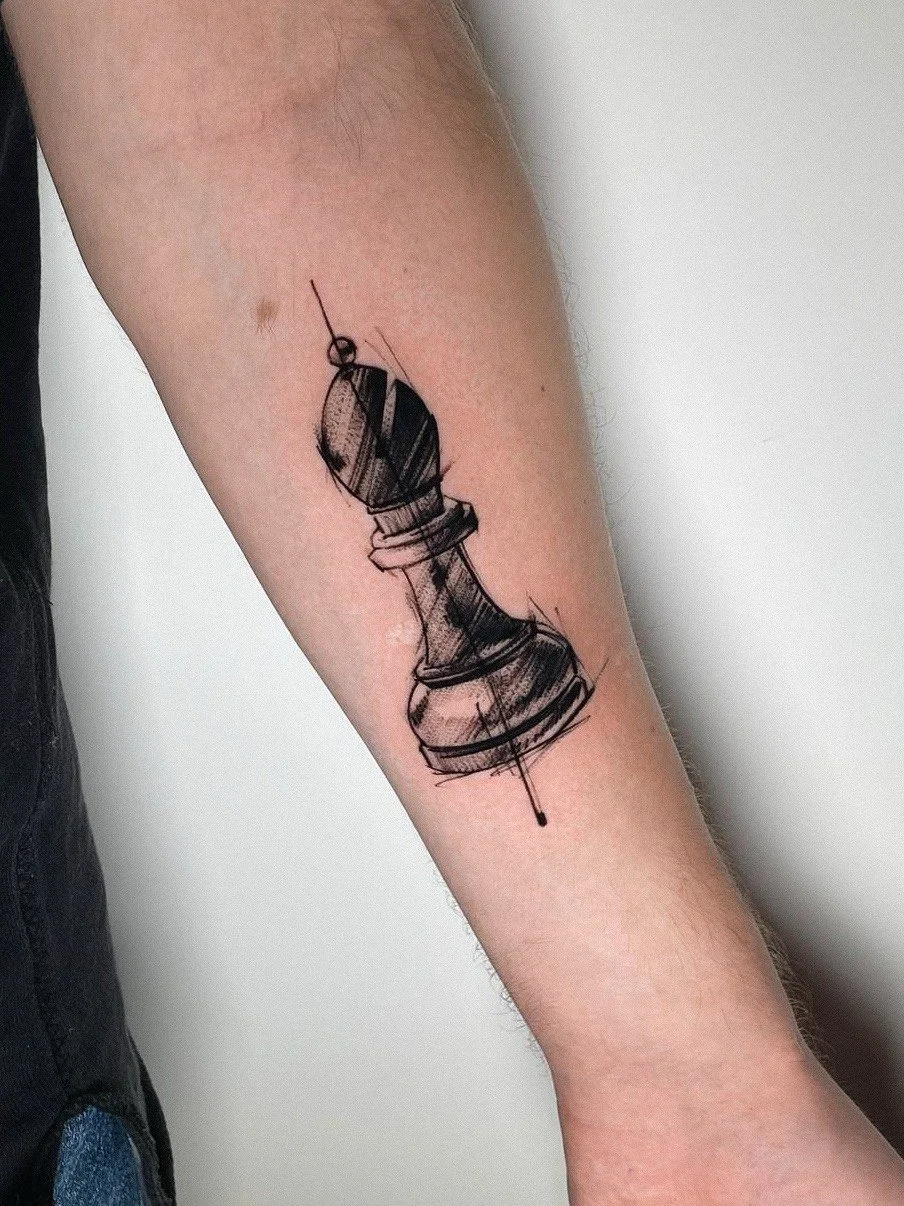 Schwarz-graues Sketch-Style-Tattoo mit einer Schachkönig-Figur