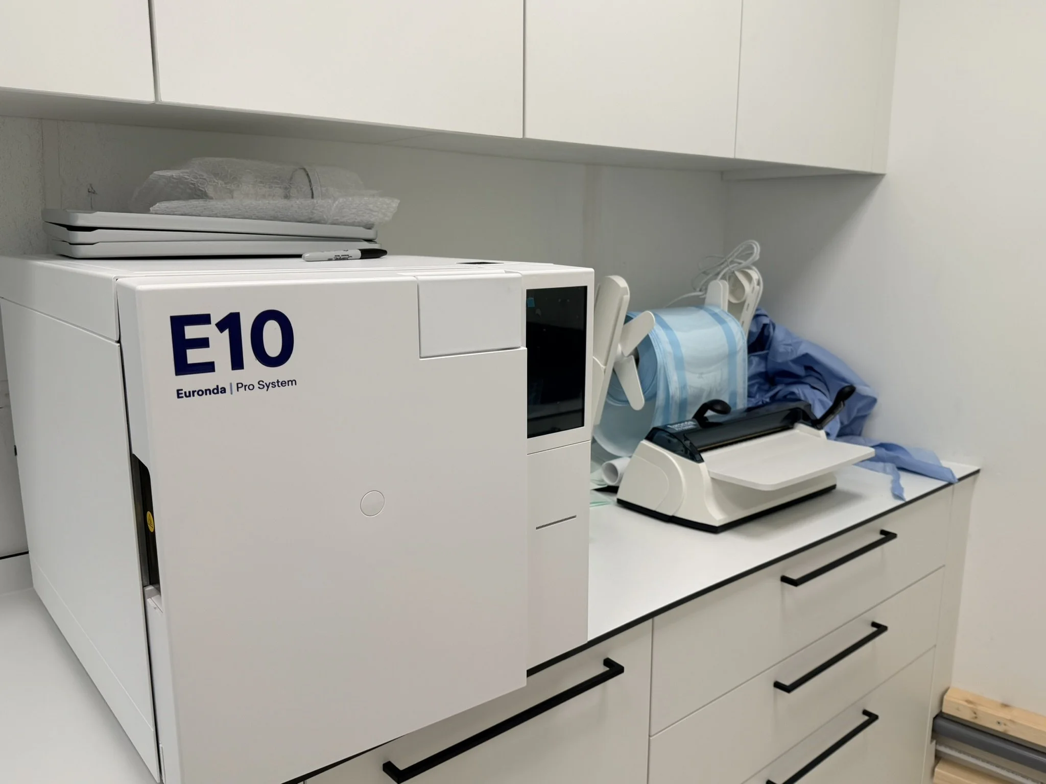 Une machine pour stériliser des instruments chirurgicaux dans une salle d'hôpital blanche,