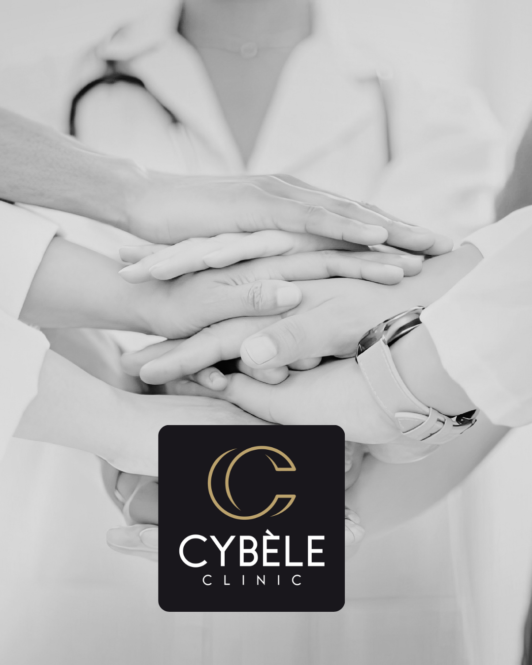 Image en noir et blanc montrant plusieurs mains de personnes en blouse médicale empilées l'une sur l'autre avec le logo de Cybèle Clinic en bas.