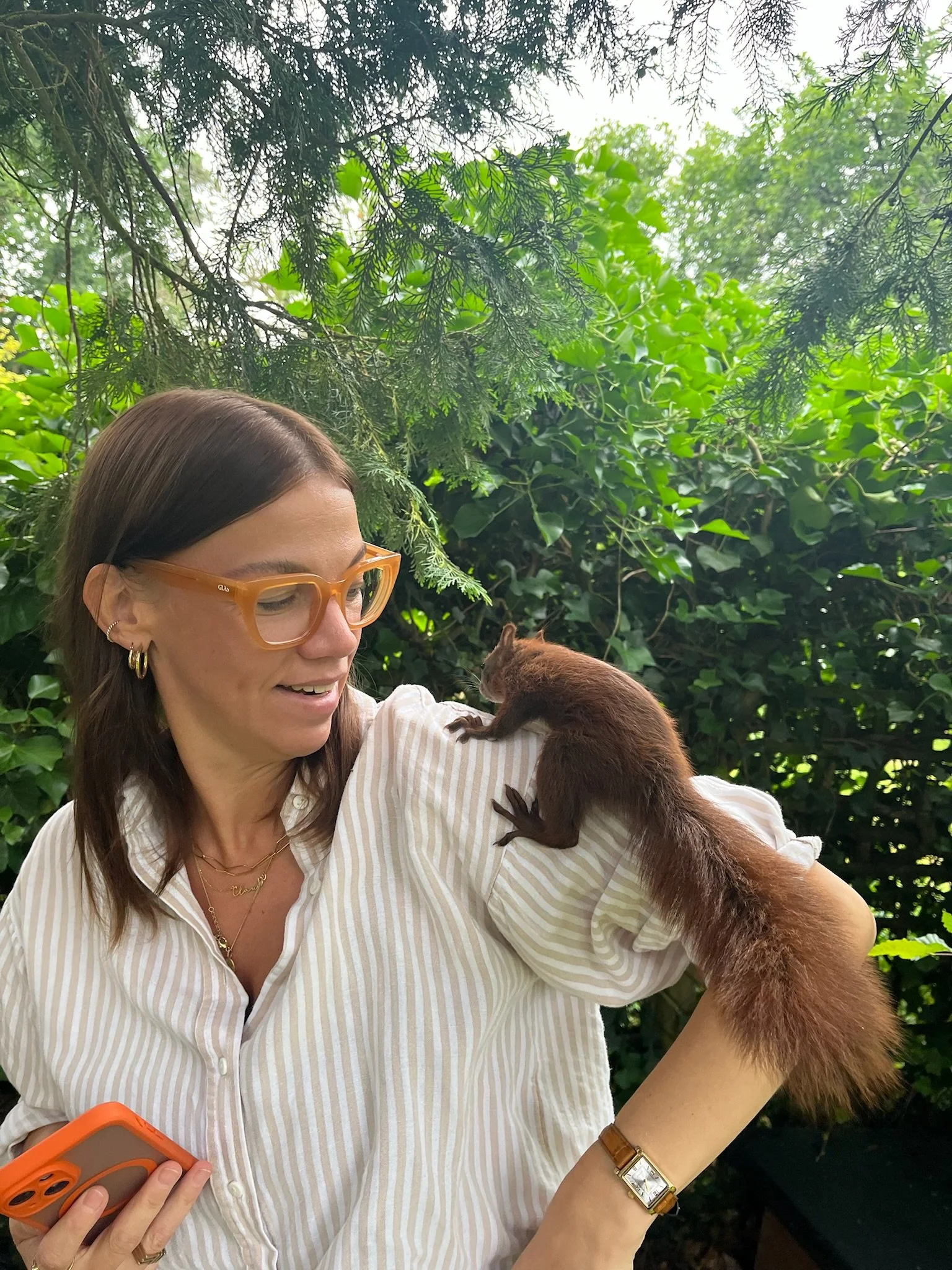 Claudi mit einem jungen Eichhörnchen während der Pflege und Aufzucht bei Wildwärts Hamburg.