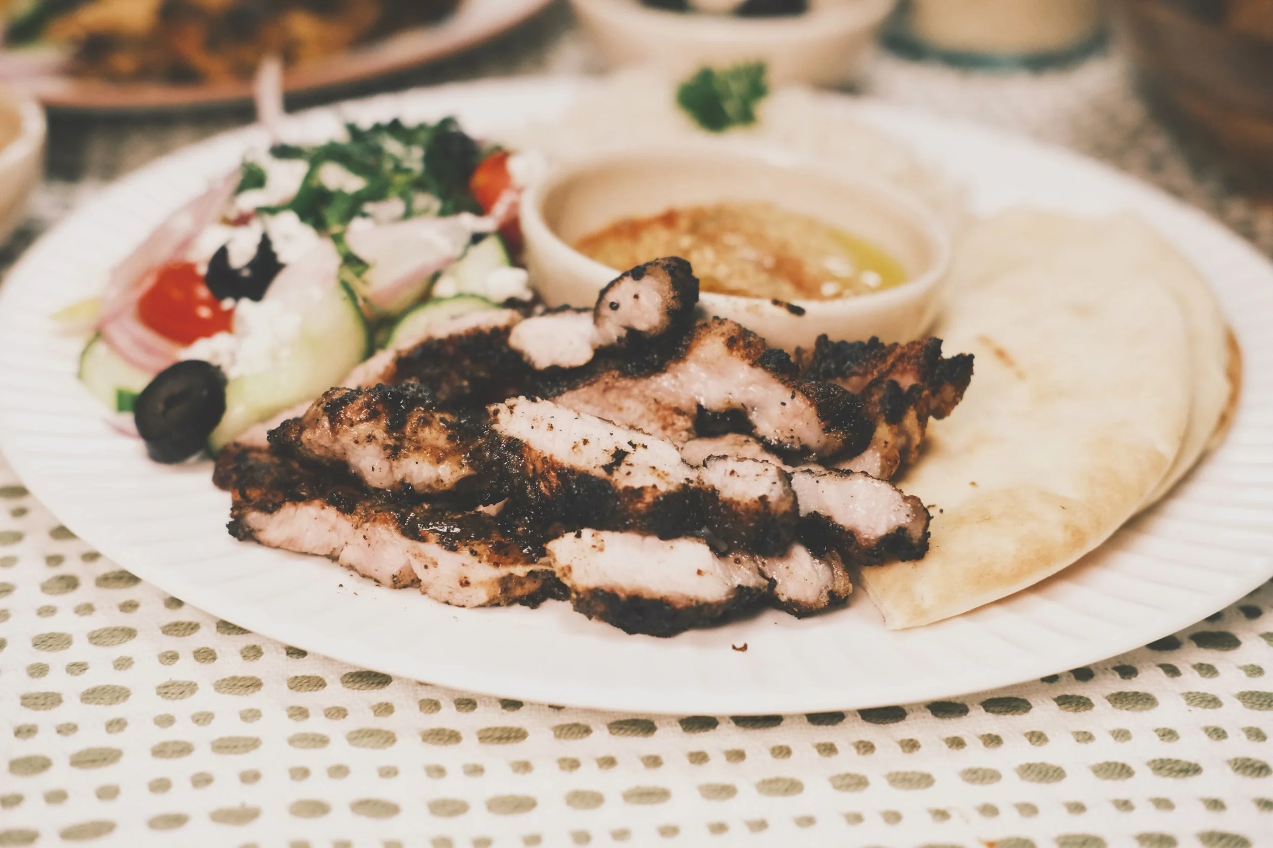 Grilled pork plate, the Pita &amp; Ma&iacute;z way. 🔥

Juicy grilled pork, fluffy rice, fresh Greek salad, creamy hummus &amp; warm pita &mdash; a little Mediterranean, a little Latin, and a whole lot of flavor. 🌽

#denvereats #denverfoodie #denver
