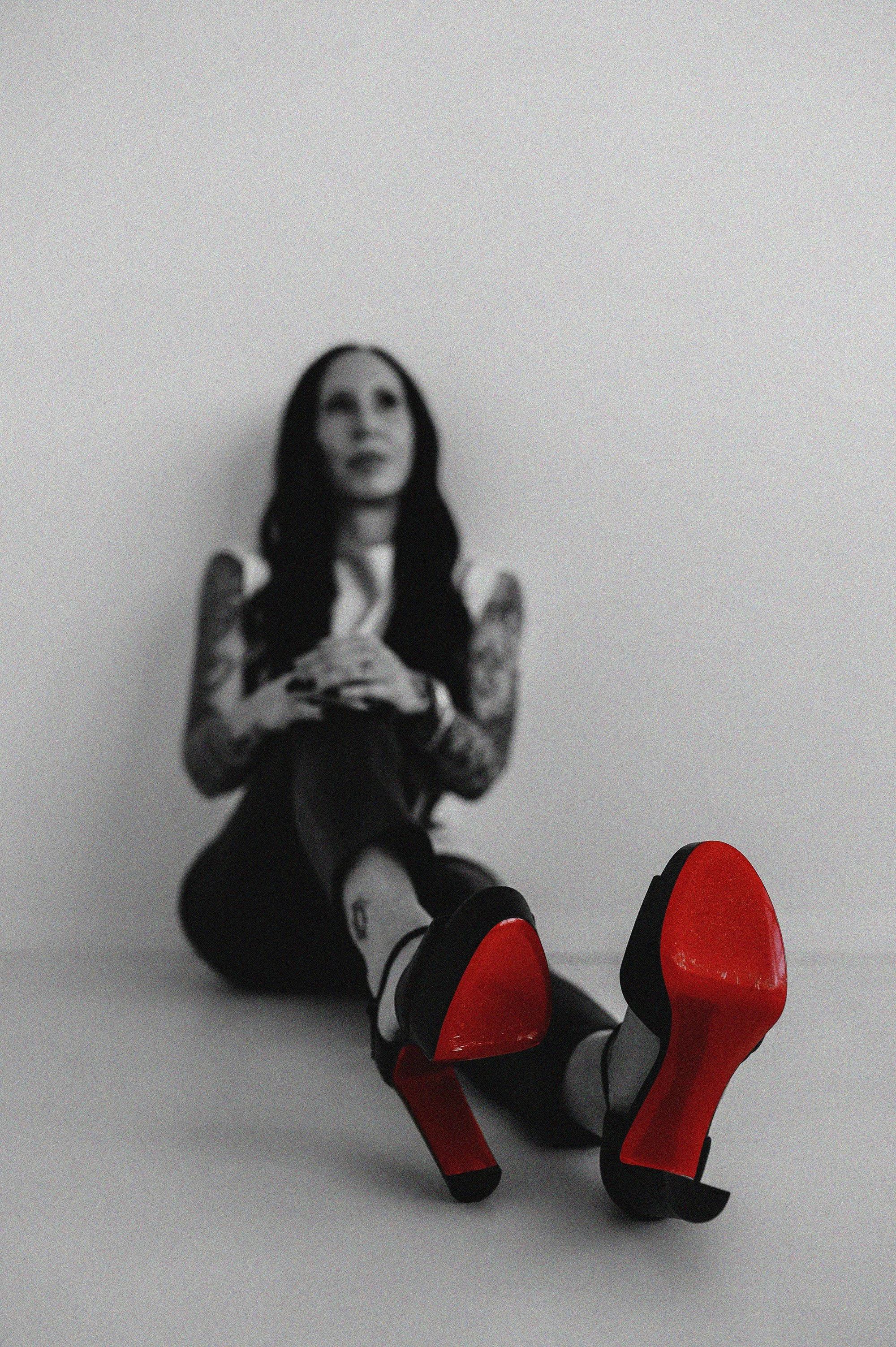 B&W photo of exclusive hypnotist Tamara Rhodes