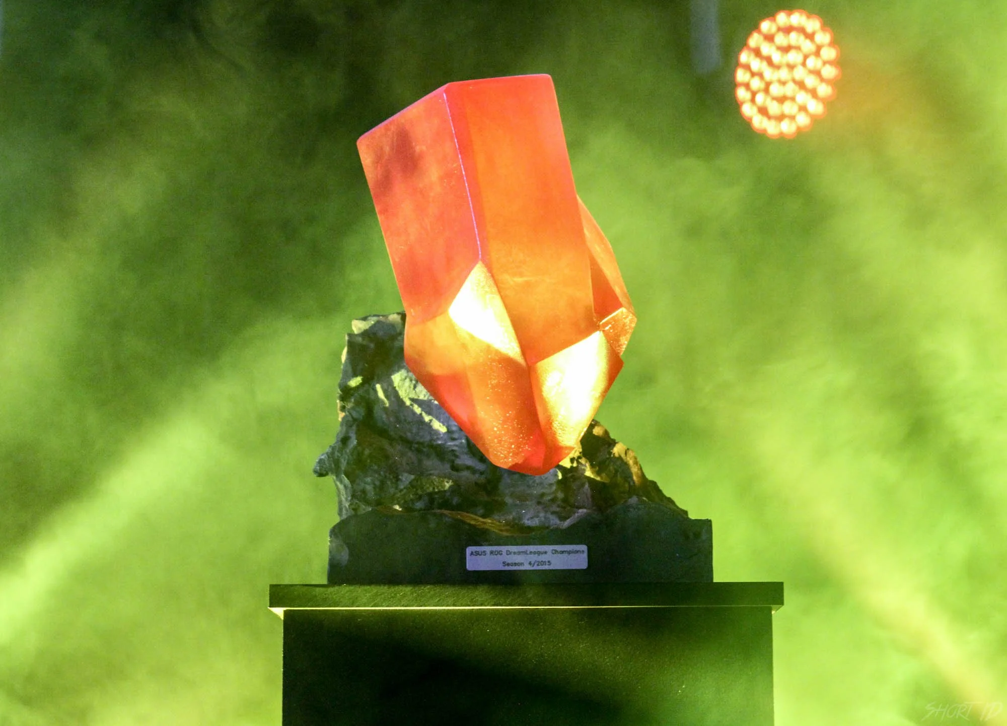 dh-valencia-2015--trophe-dota2_26396331005_o.jpg