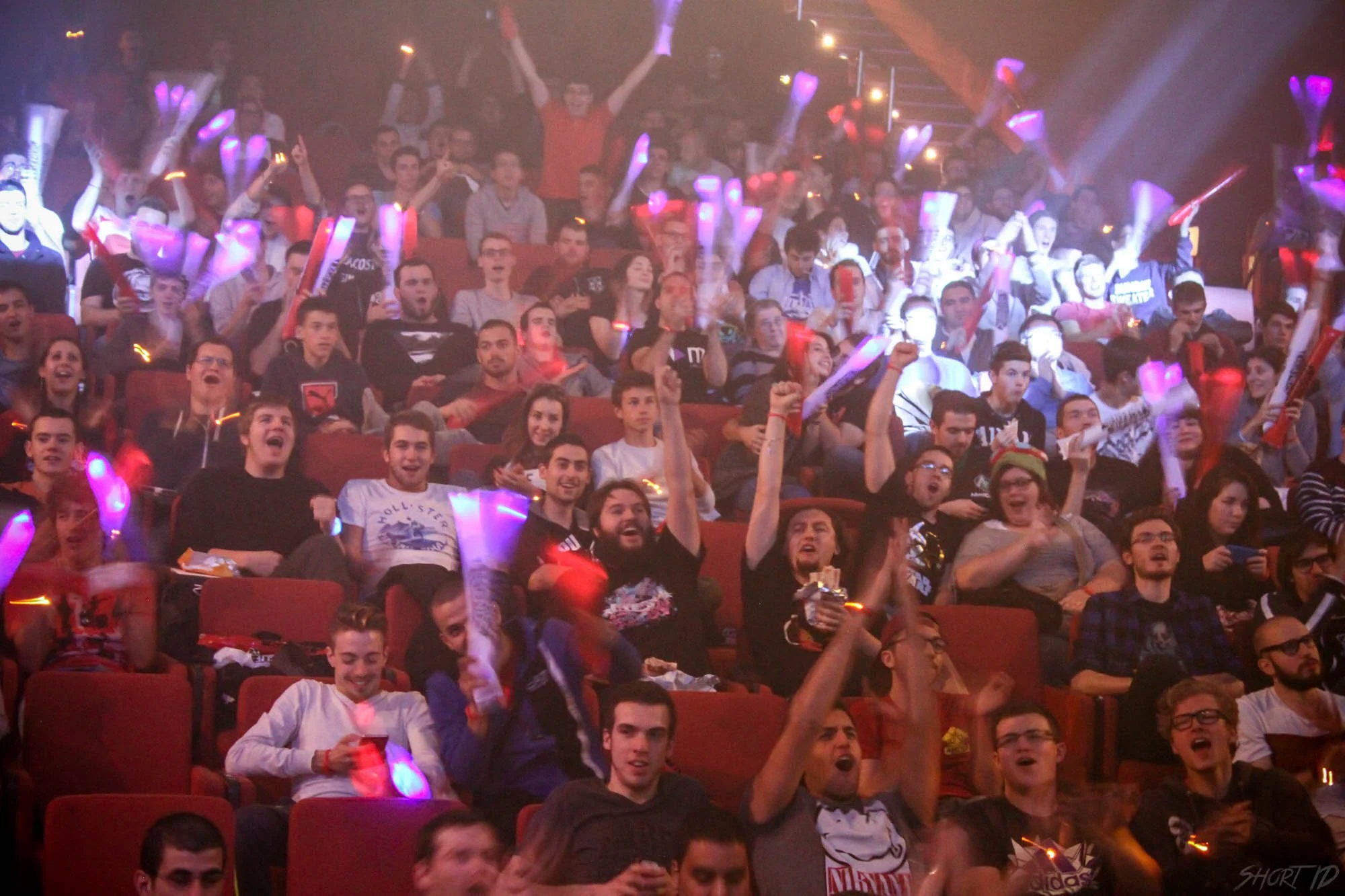lcs-s5-finales-event-millenium---foule_26396502575_o.jpg