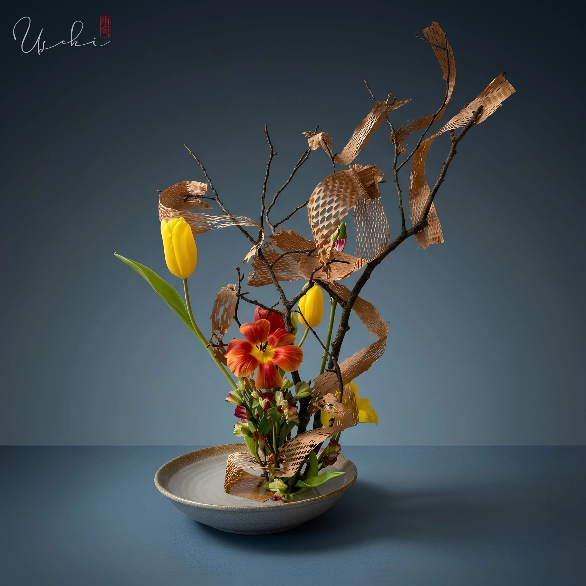 Abstract and artistic Ikebana composition, highlighting the creative vision of USÉKI studio.