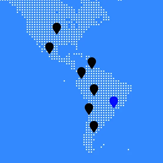 Mapa do continente americano com marcações de pontos pretos e um ponto azul, simbolizando diferentes locais ou cidades.