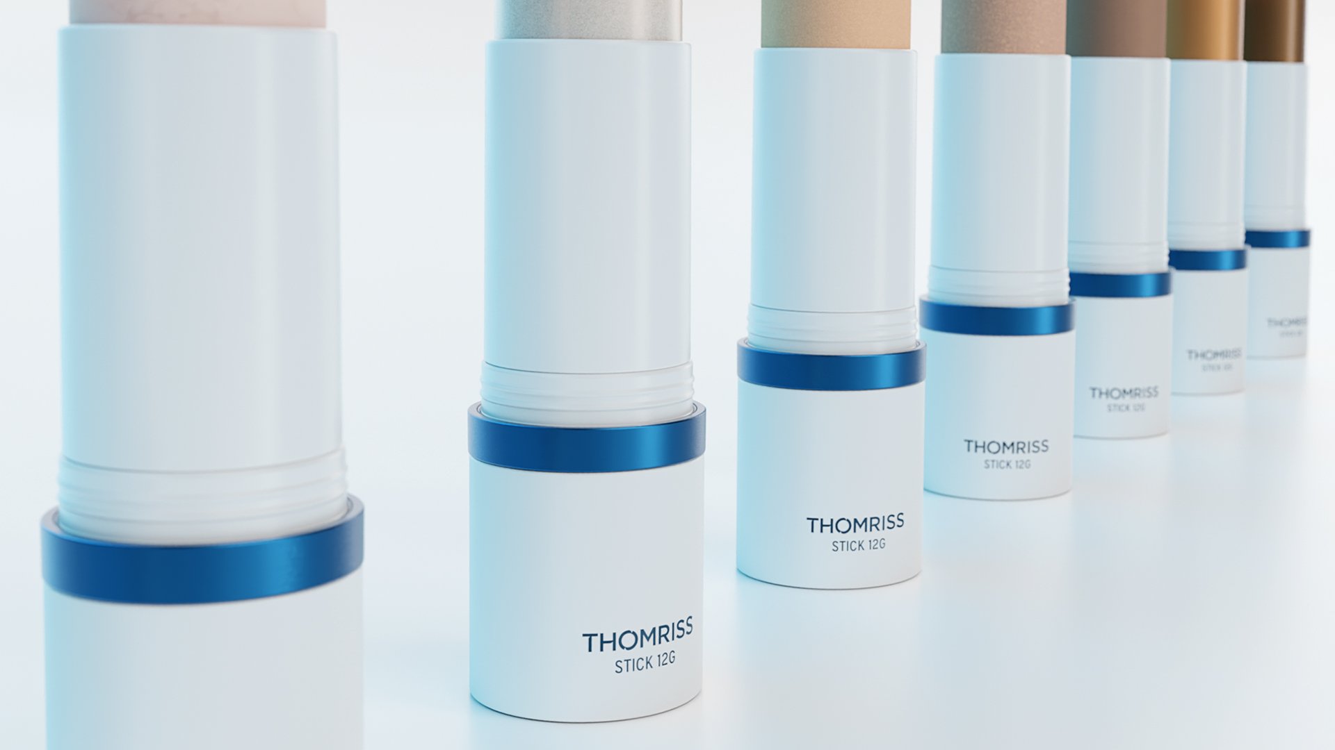 Vários sticks brancos com rótulos que dizem 'THOMRISS STICK 12G' alinhados em uma superfície, com detalhes em azul na base, em um fundo branco claro.