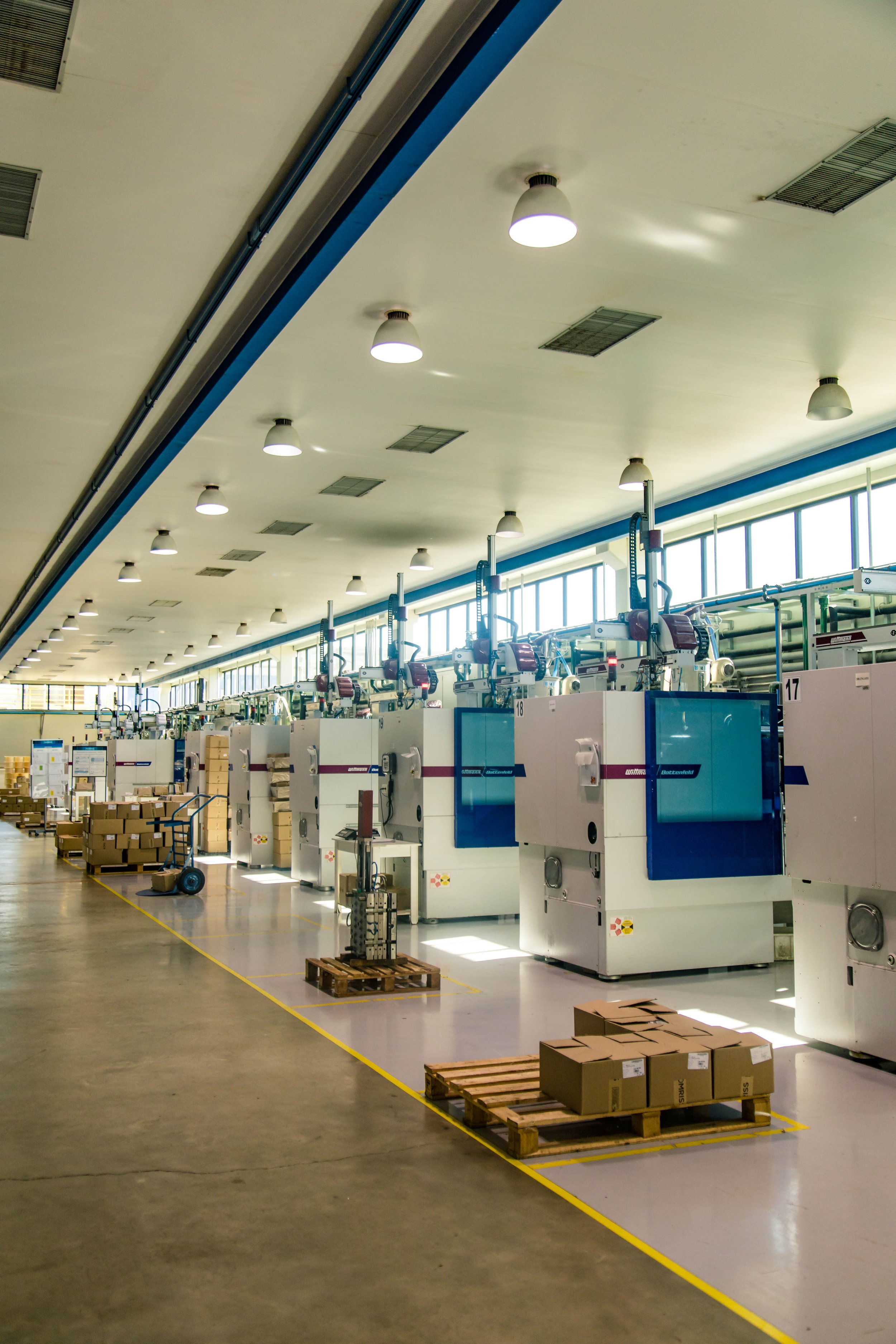 Interior de uma fábrica com máquinas automatizadas na Thomriss Soluções em Embalagens