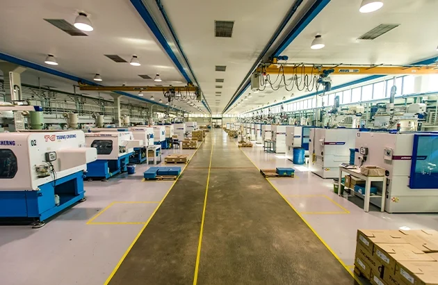 Linhas de produção de máquinas industriais em uma fábrica moderna.