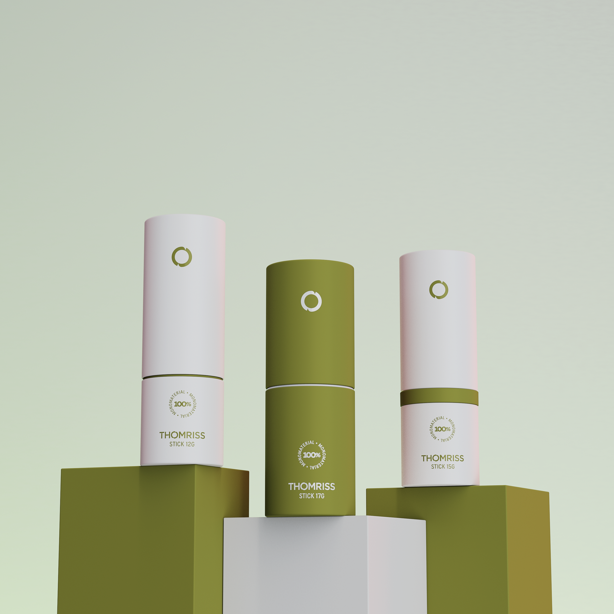 Vários produtos de cosméticos sustentáveis da marca Thomriss, com diferentes tamanhos de embalagens alinhadas, cada uma com rótulos brancos e detalhes em verde, sobre um fundo de parede verde claro.