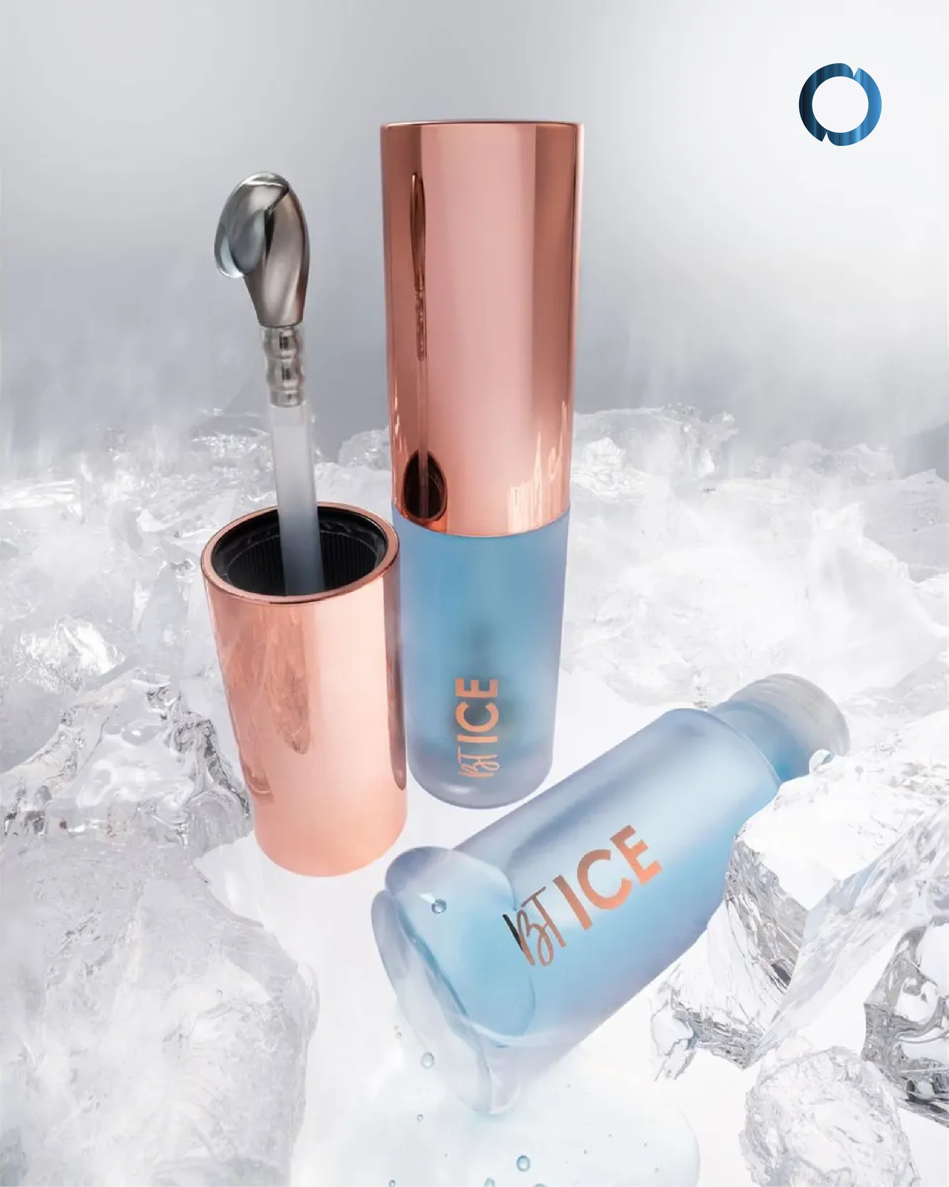 Taças de coquetel rosa e azul com logotipo Elegant Ice, colocadas sobre gelo com gotas de água.