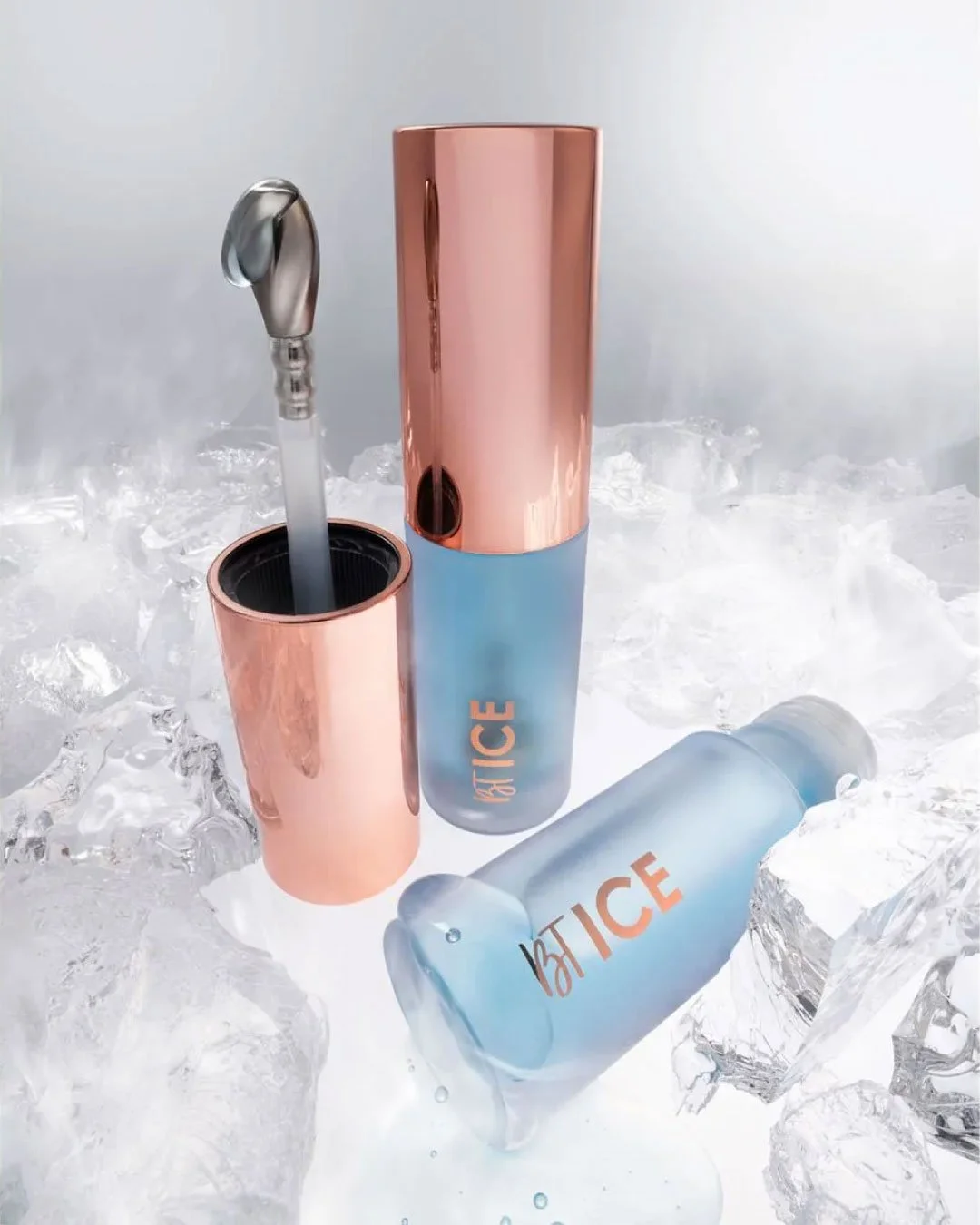 Taças de coquetel rosa e azul com logotipo Elegant Ice, colocadas sobre gelo com gotas de água.