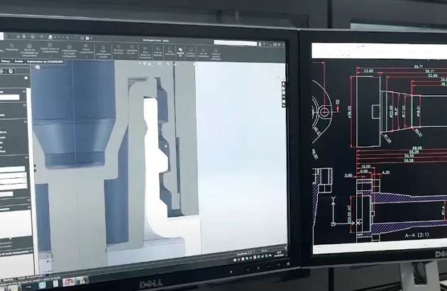 Dupla de monitores exibindo projetos de engenharia ou design técnico, com desenhos detalhados e dimensões
