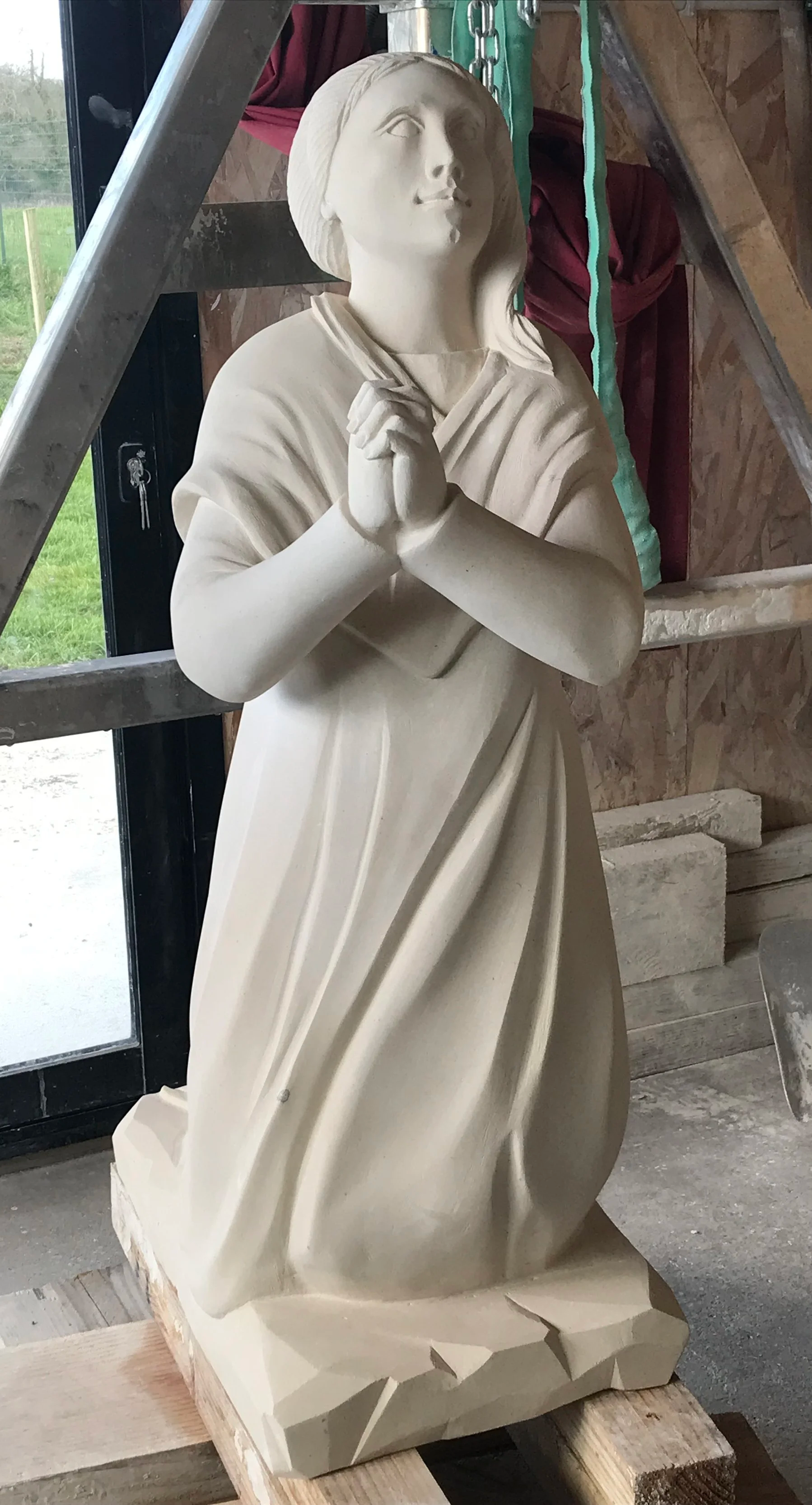 Statue en pierre Ste Bernadette - Eglise Ste Bernadette Angers