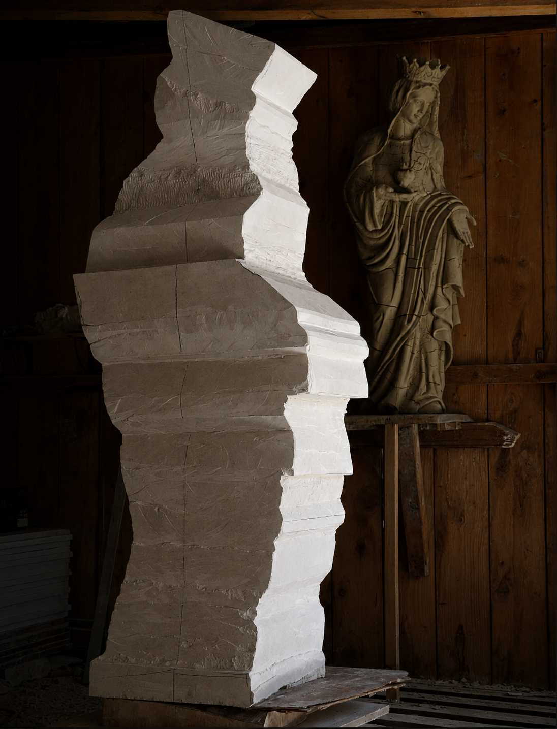 Epannelages sculpture Statue Marie en pierre