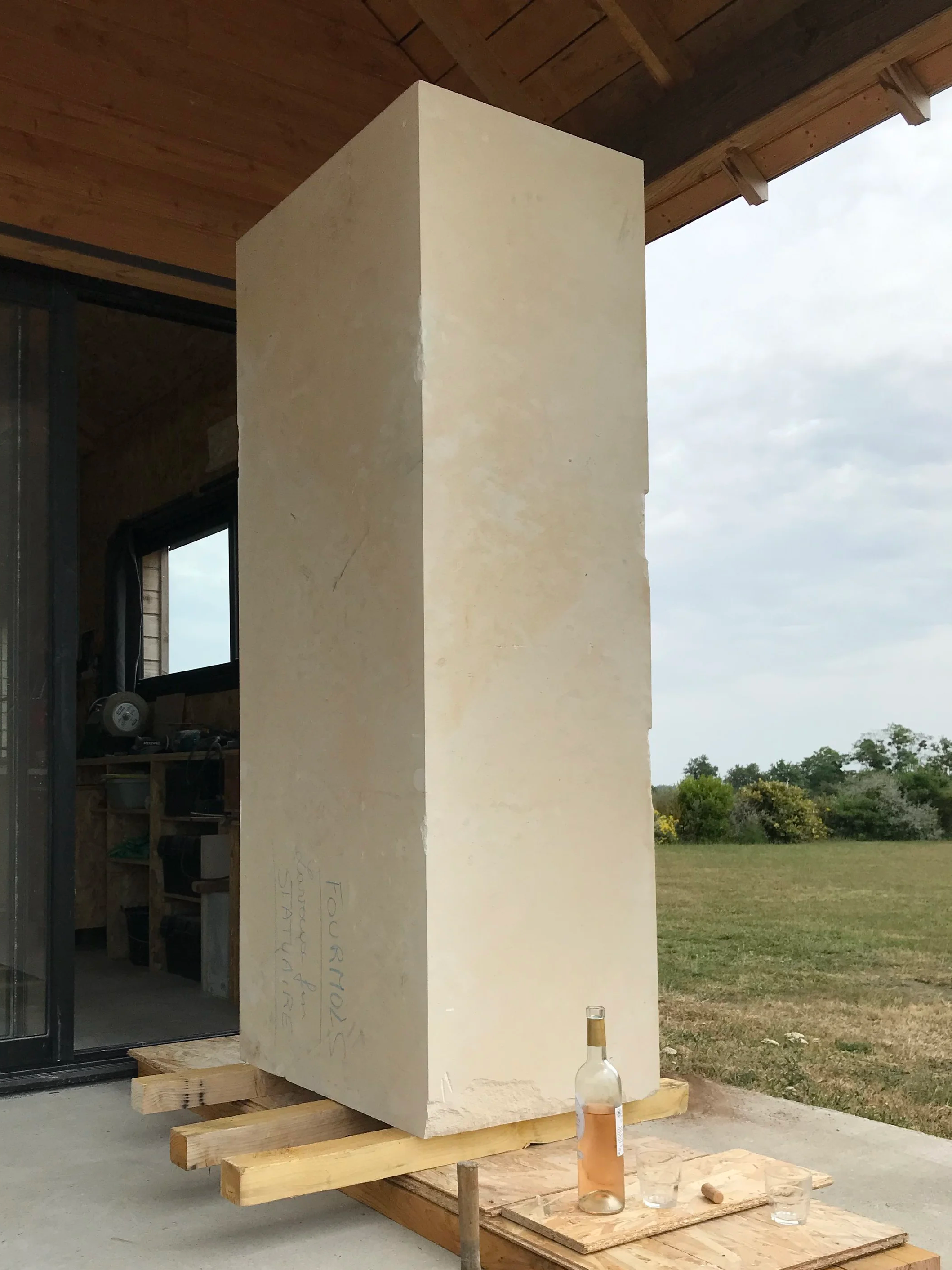 Bloc de pierre de Lavoux avant la taille - sculpture sur mesure