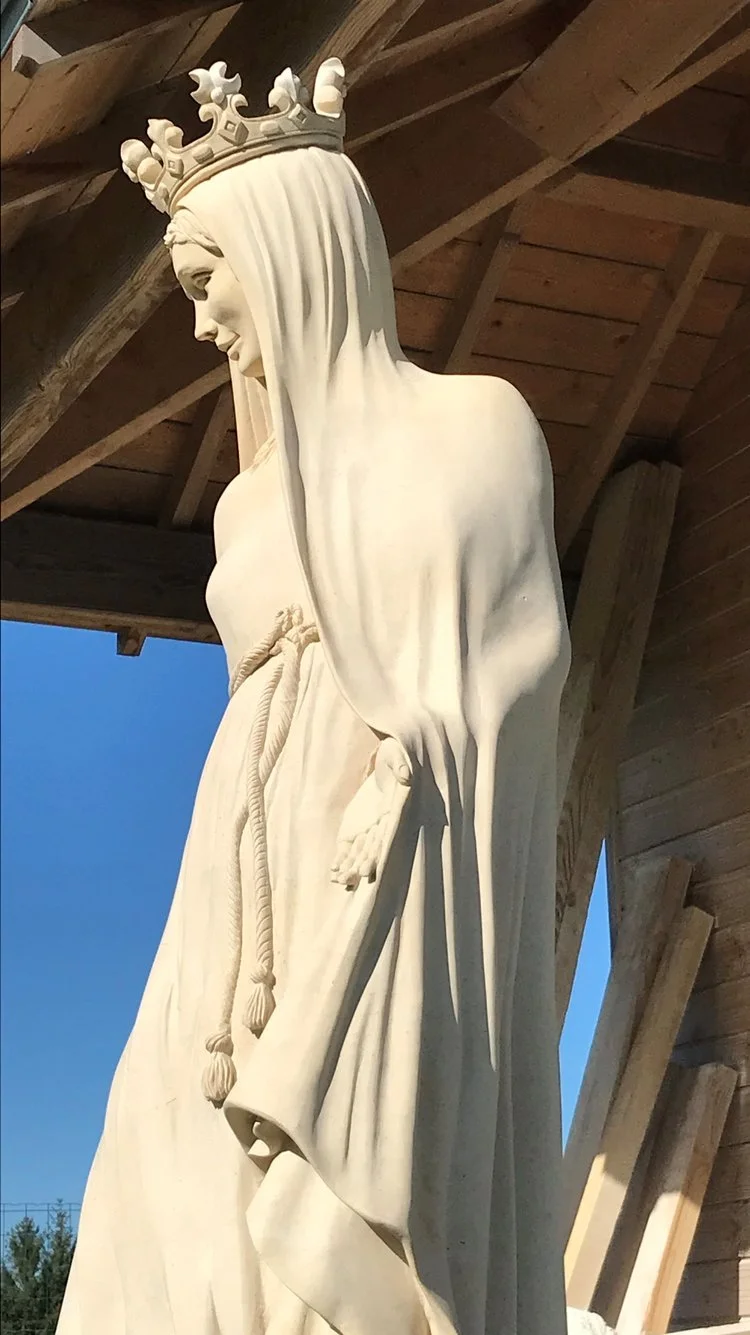 Statue vierge couronnée en pierre - Atelier st roch