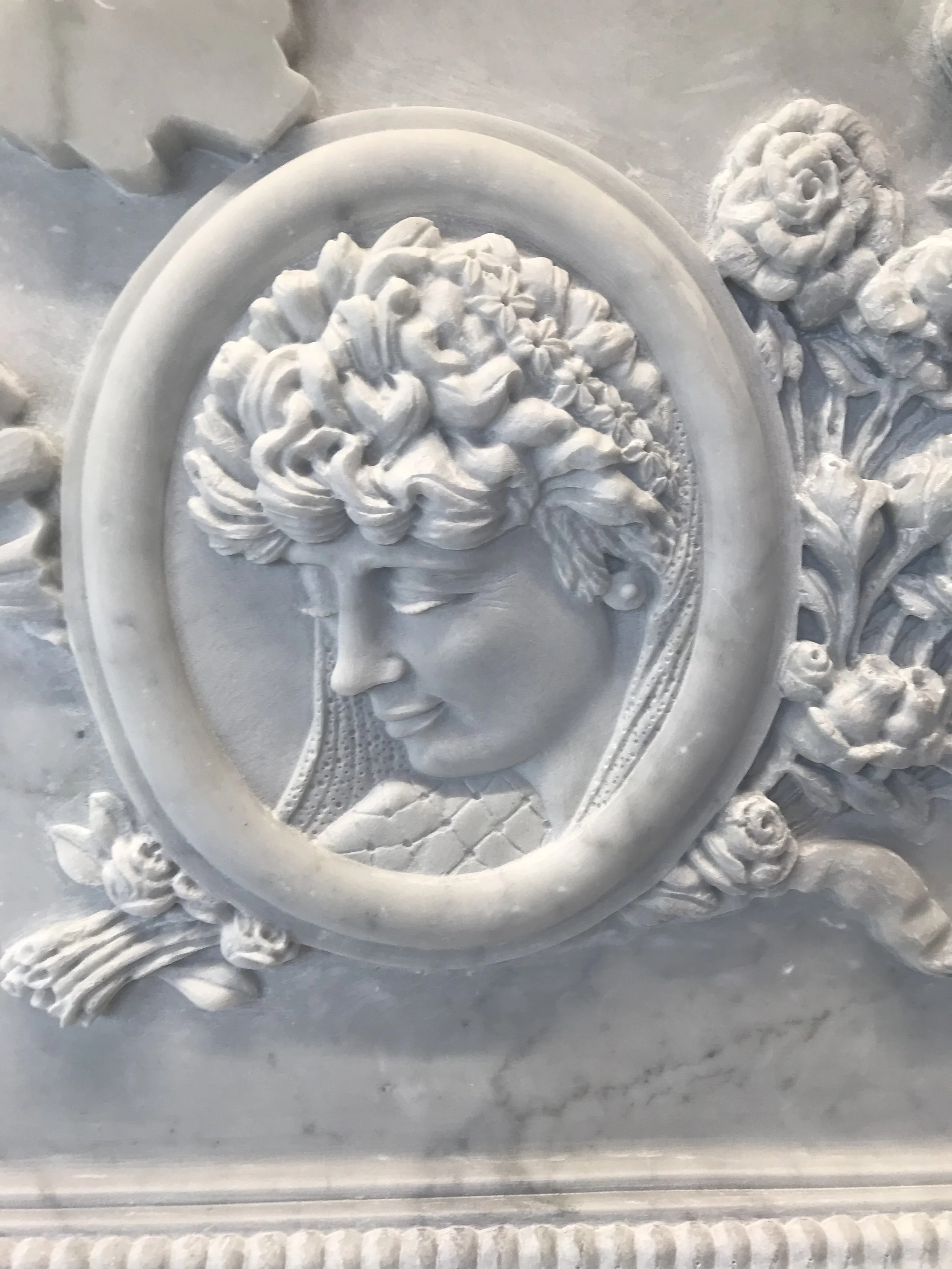 Visage portrait sculpté en marbre