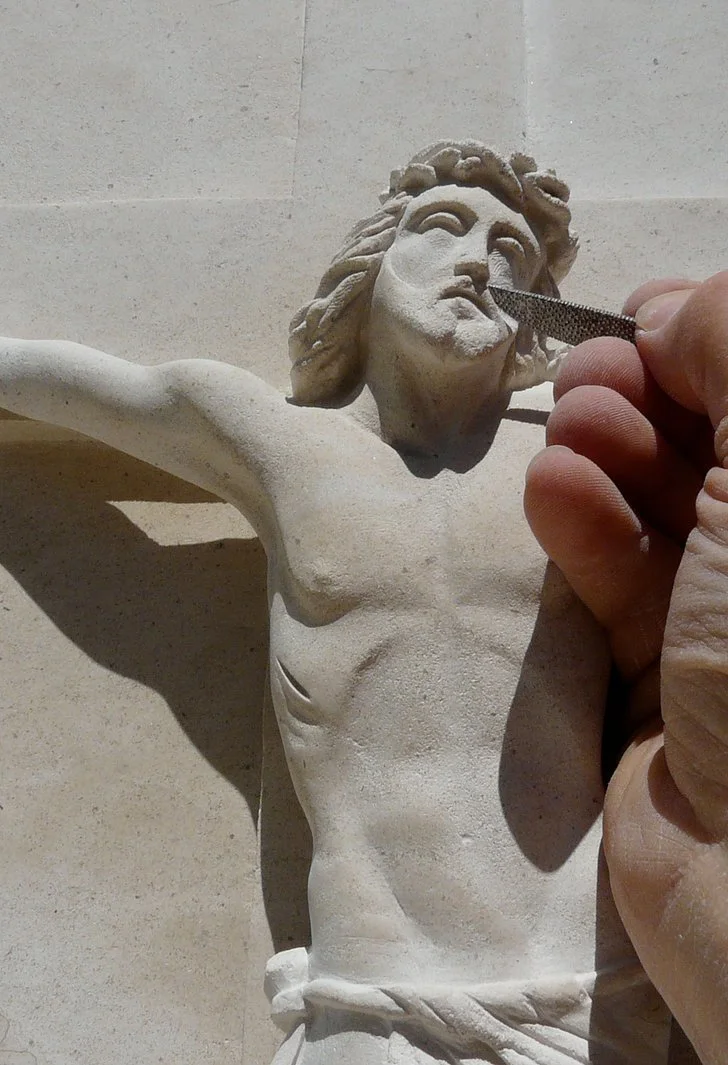 Sculpture crucifix en pierre - Tabernacle - sculpture sur mesure Loire-Atlantique