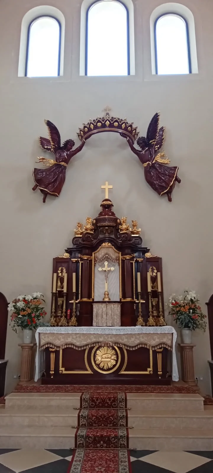 Couronnement d'autel, anges en staff - sculptures religieuses sur mesure