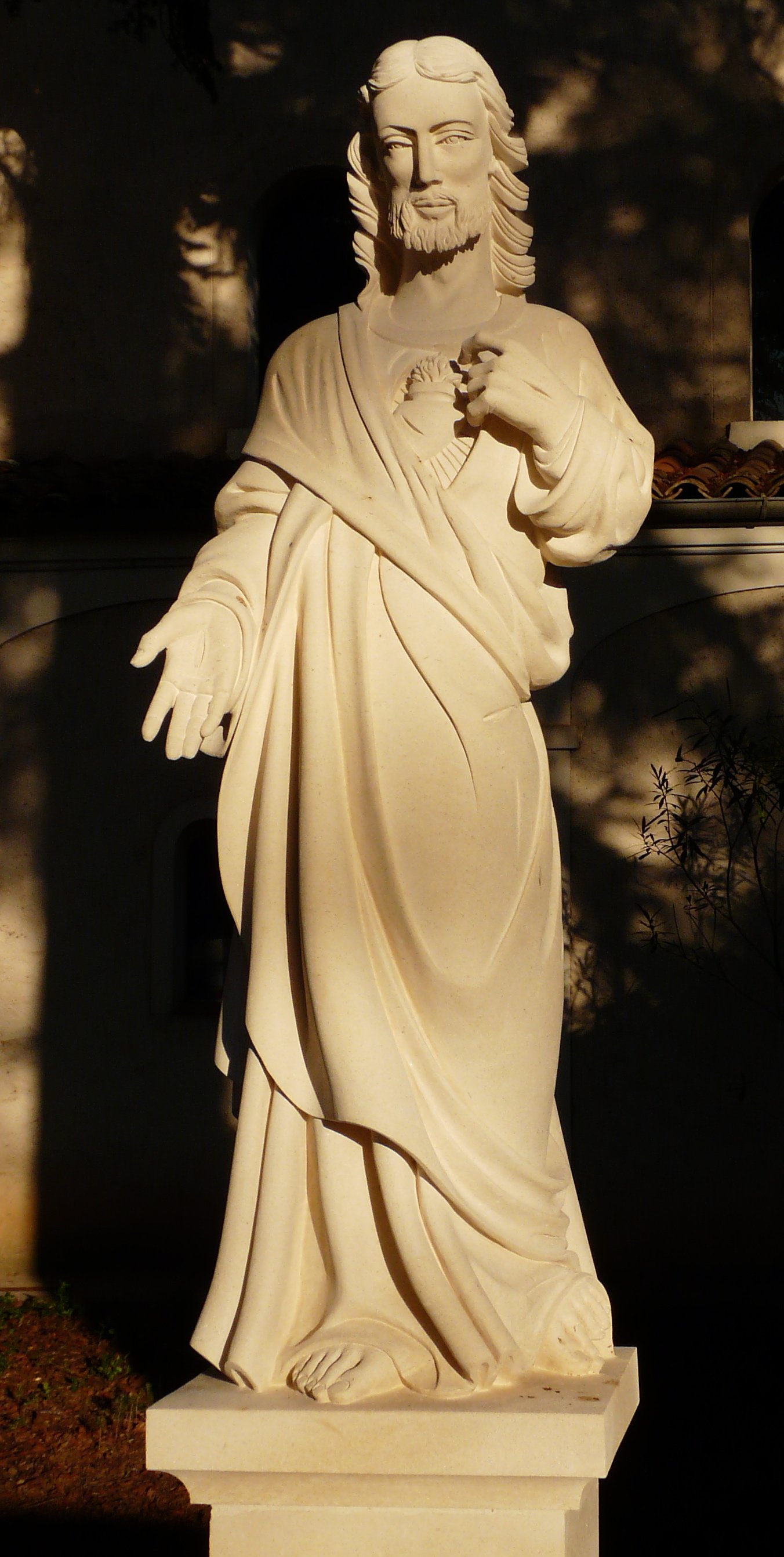 Statue en pierre du Sacré-Coeur - sculpture sur mesure en Loire-Atlantique