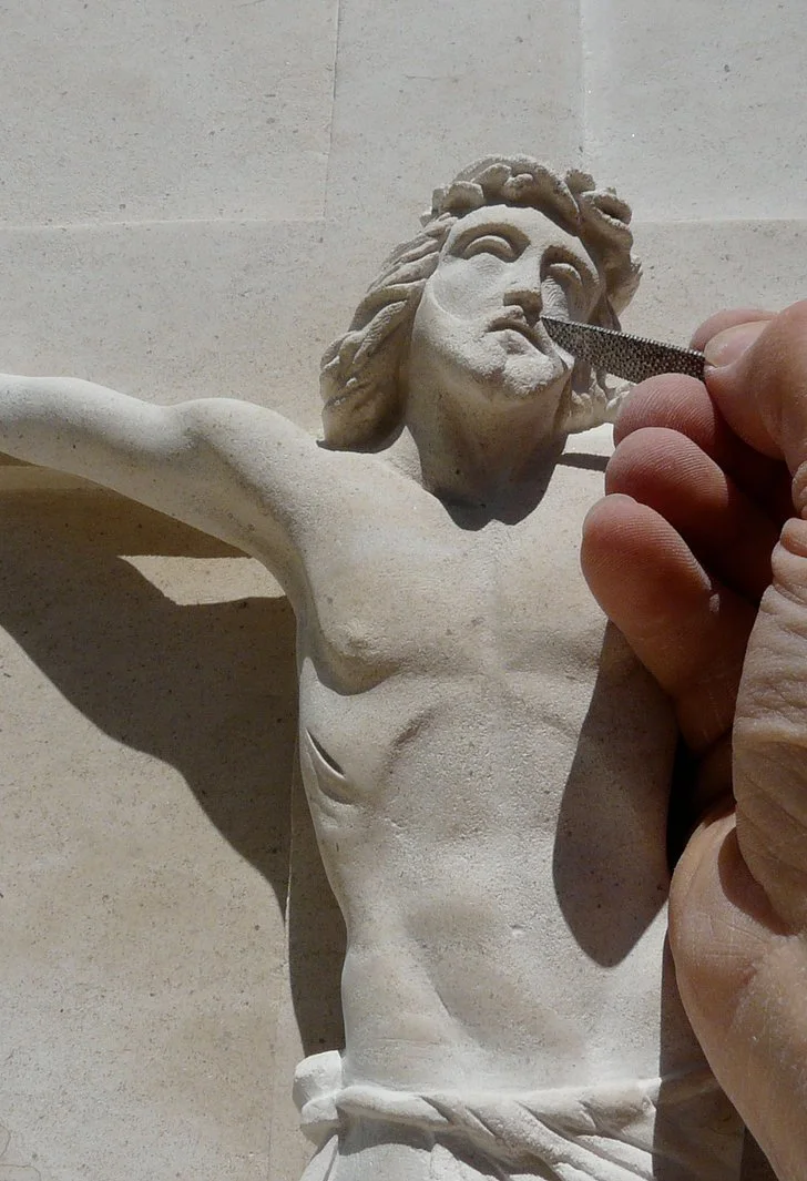 Crucifix en pierre - Sculpture sur mesure Loire-Atlantique