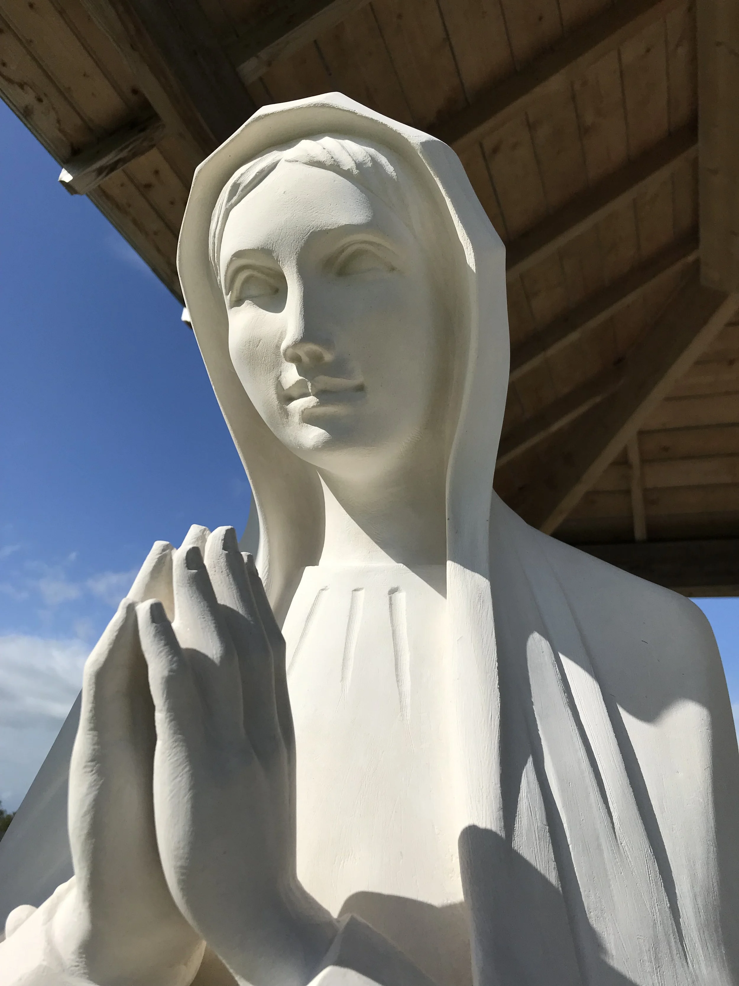 Visage sculpté en pierre statue Marie - Eglise Ste Bernadette Angers