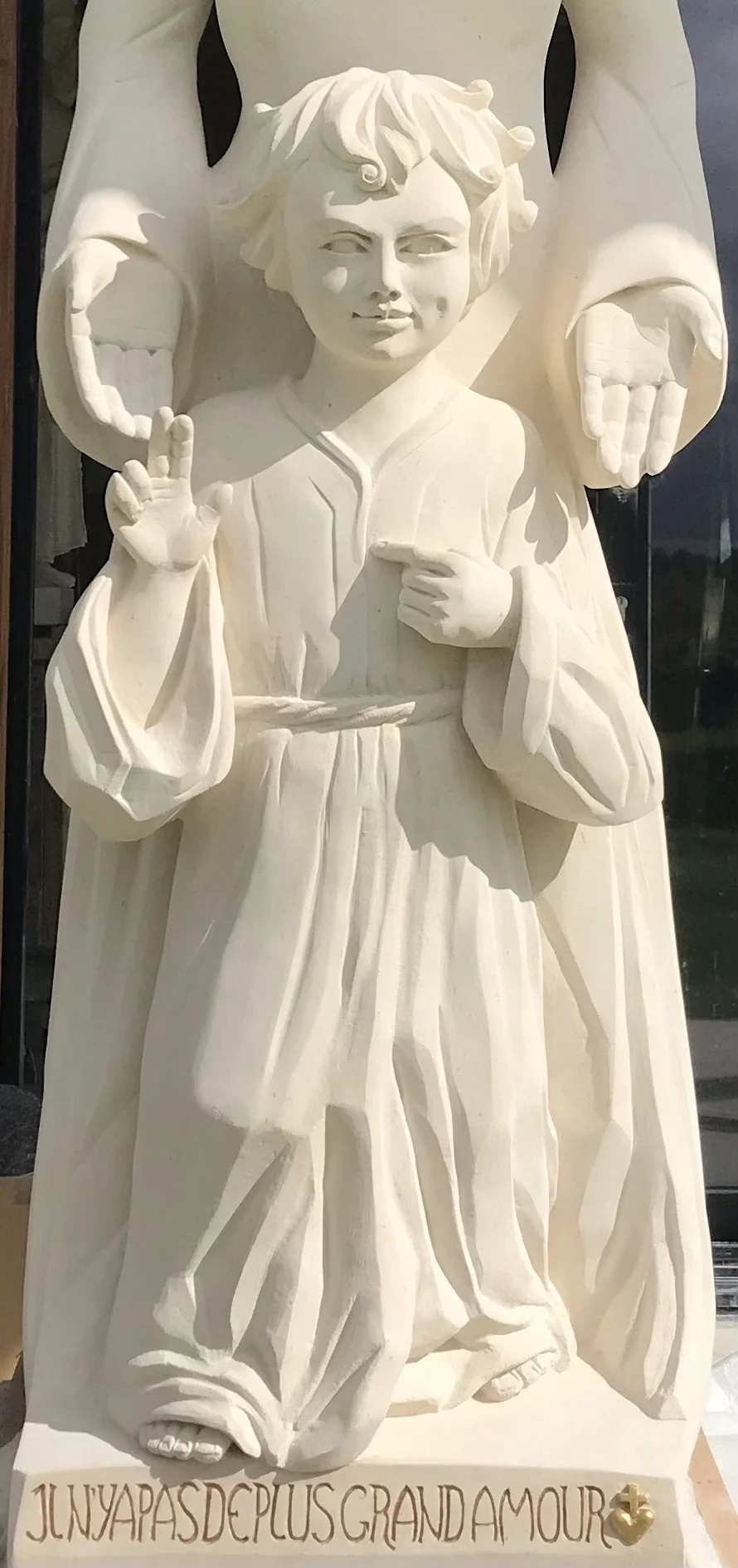 Statue Enfant-Jésus en pierre - sculpture sur mesure Loire-Atlantique