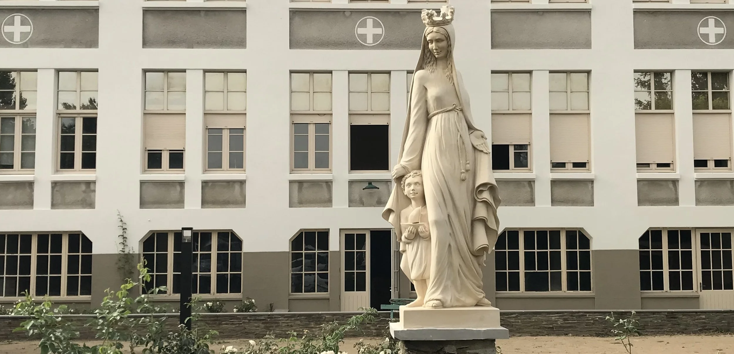 Vierge à l'Enfant statue en pierre - sculpture religieuse sur mesure