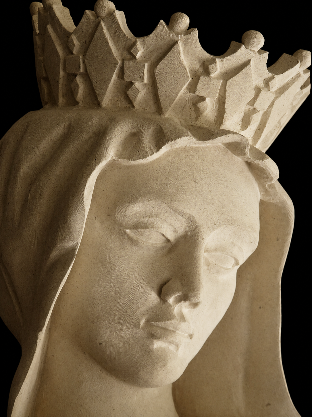 Visage sculpté Vierge Marie en pierre