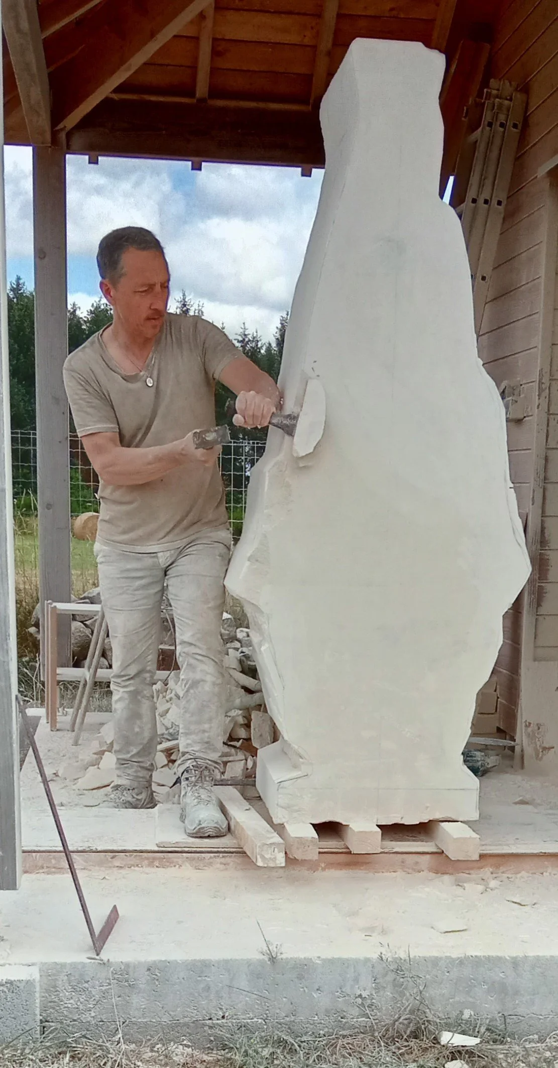 Sculpteur au travail - sculpture sur mesure