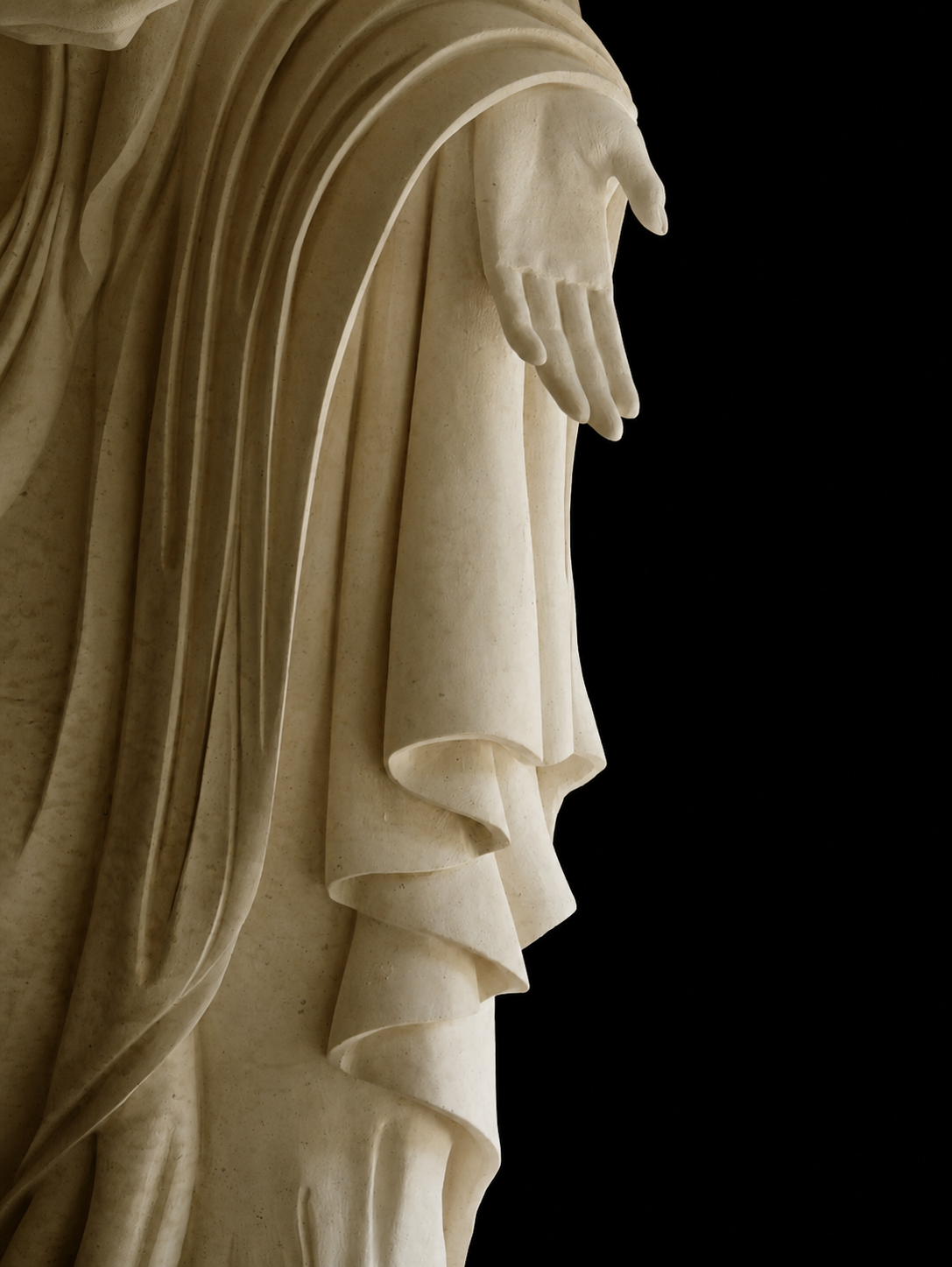 Détails sculpture Vierge, drapés et main ouverte