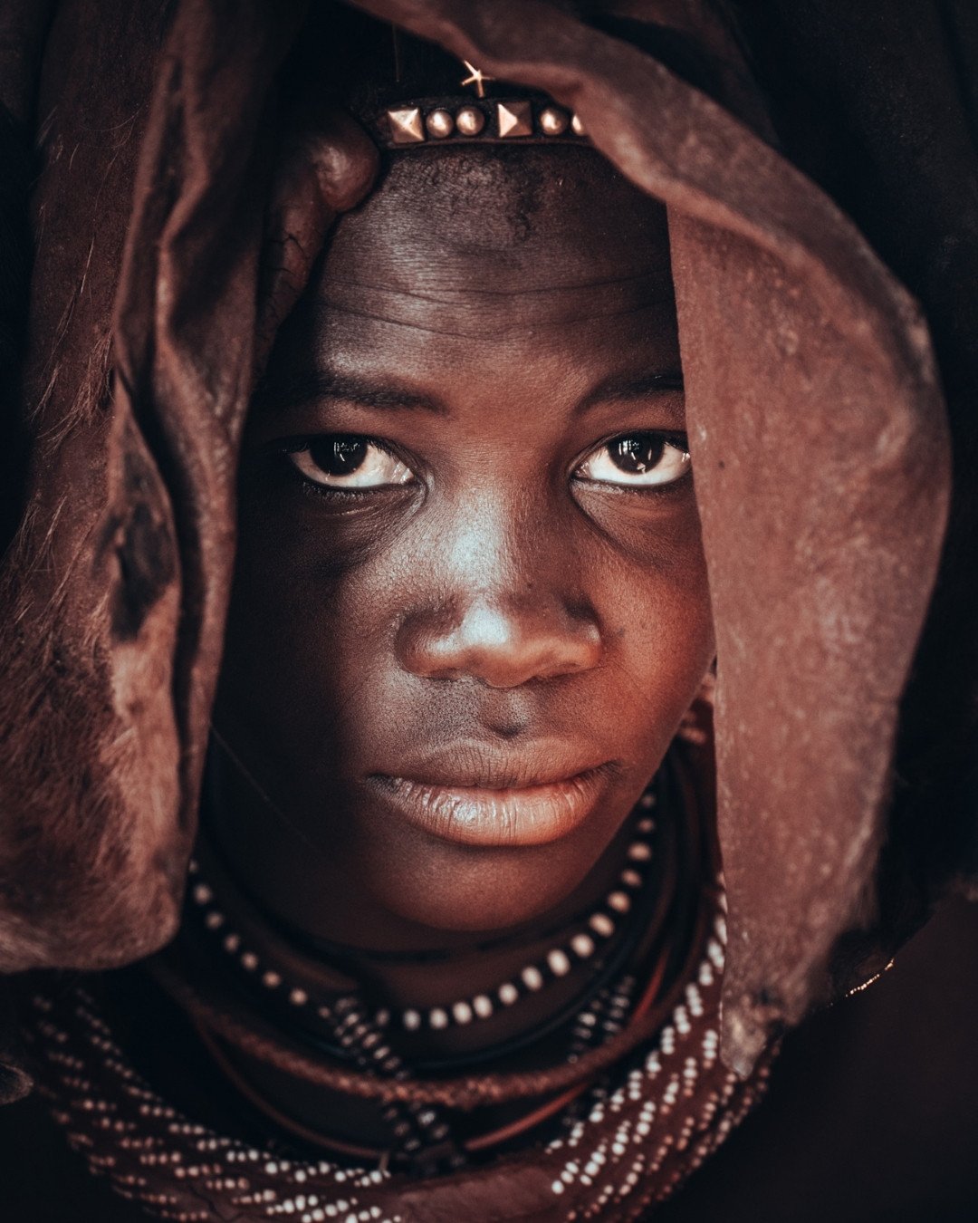 himba-frau-ledertuch-yasin-kirsch.jpg