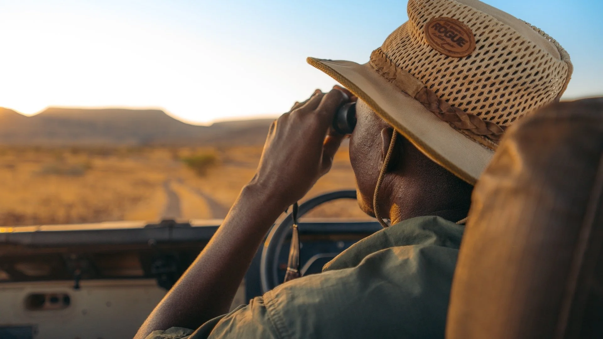 guide-mit-fernglas-jeep-etendeka-yasin-kirsch.jpg