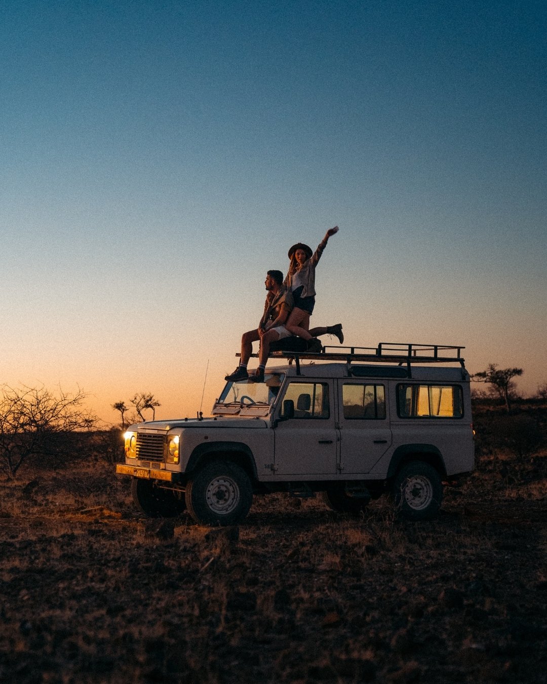 4x4-geländewagen-personen-dach-sonnenuntergang-namibia.jpg