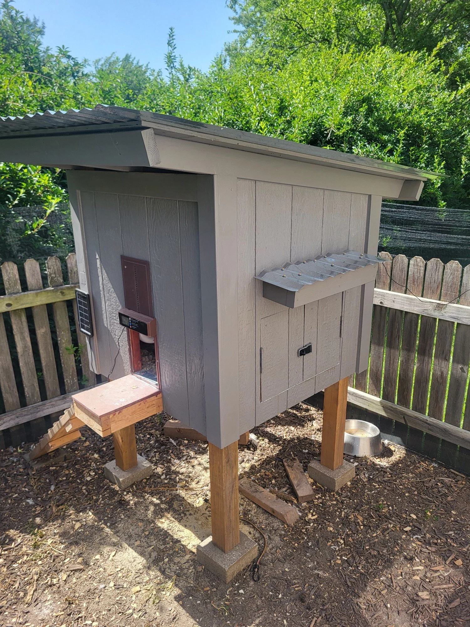 Construction of a chicken coop with solar door